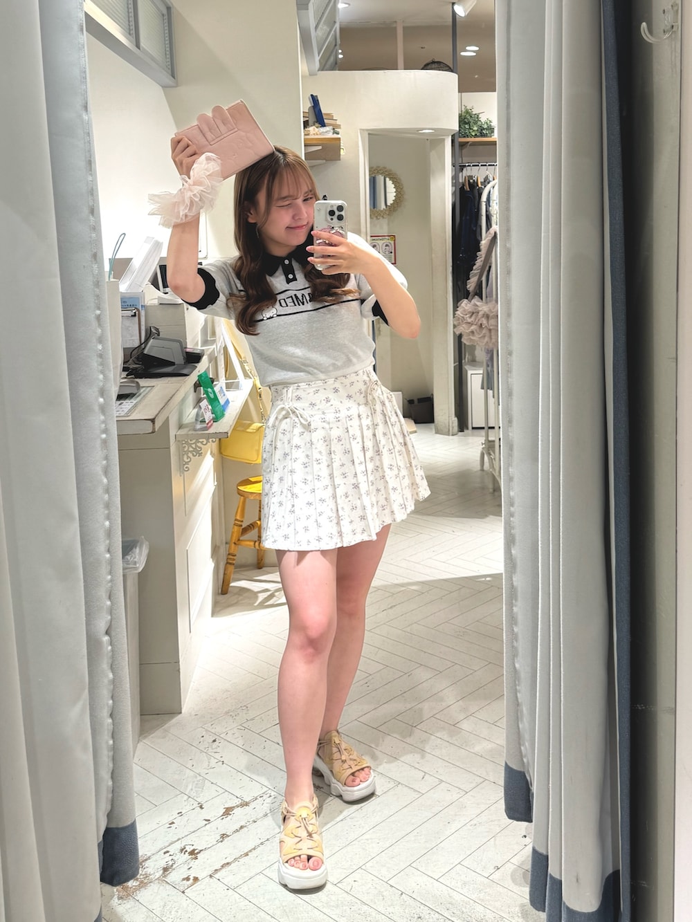 ホワイト系のニット/セーター、その他のスカート、ホワイト系のトートバッグを着用したレディースの夏コーディネートの3枚目の写真