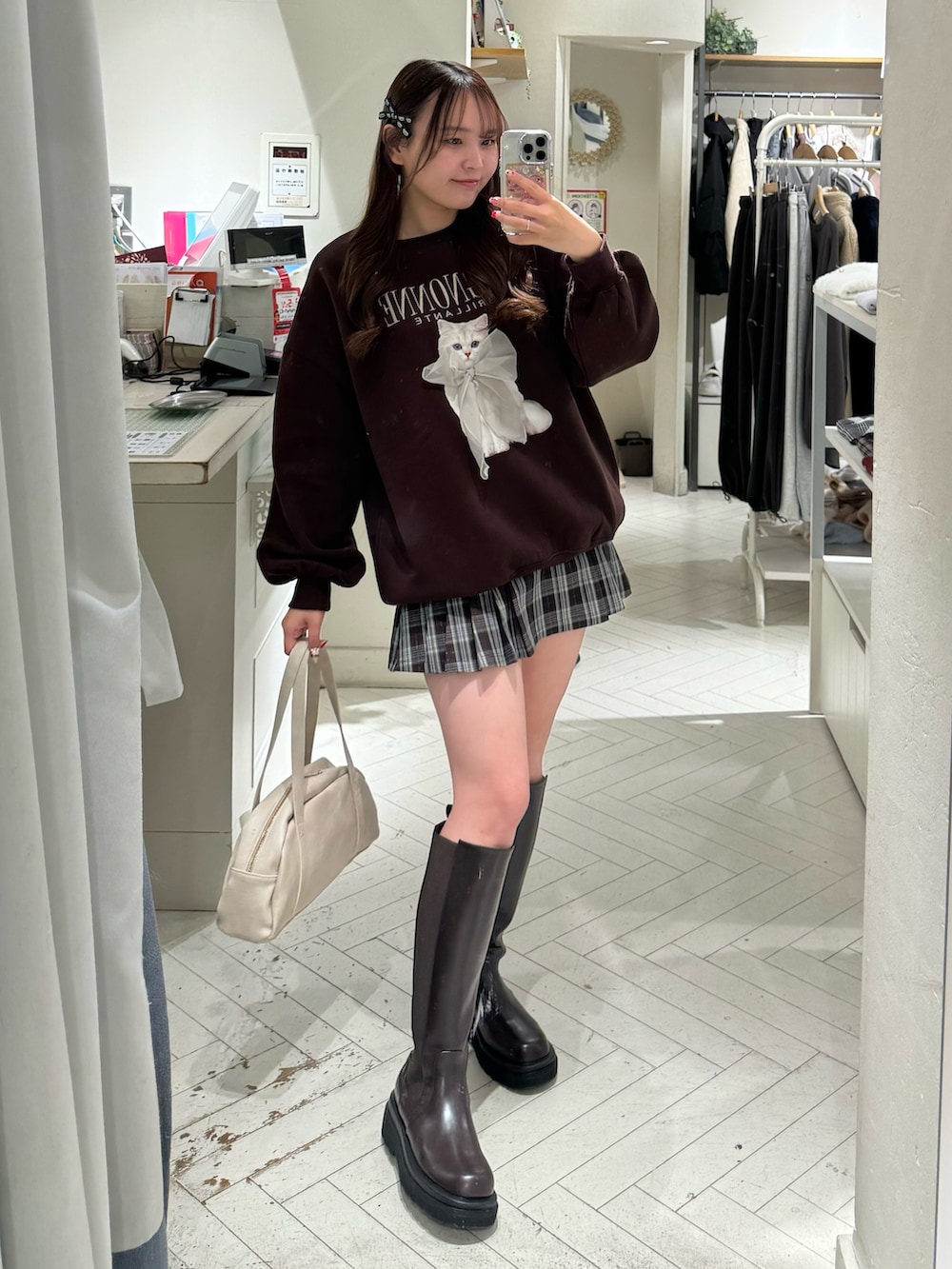 ブラウン系のTシャツ/カットソー、ブラウン系のスカート、ブラウン系のその他シューズを着用したレディースの冬コーディネートの6枚目の写真