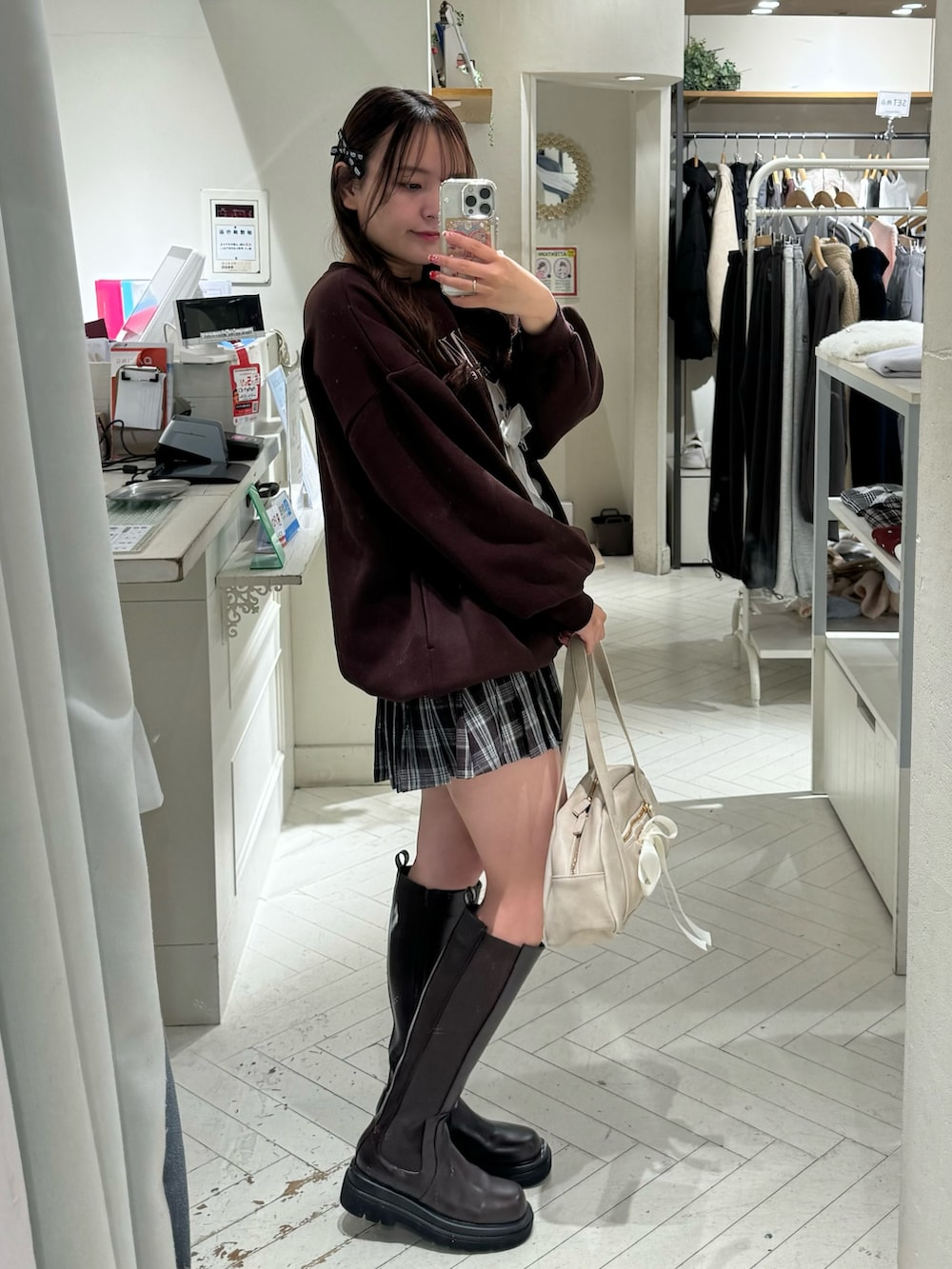 ブラウン系のTシャツ/カットソー、ブラウン系のスカート、ブラウン系のその他シューズを着用したレディースの冬コーディネートの3枚目の写真