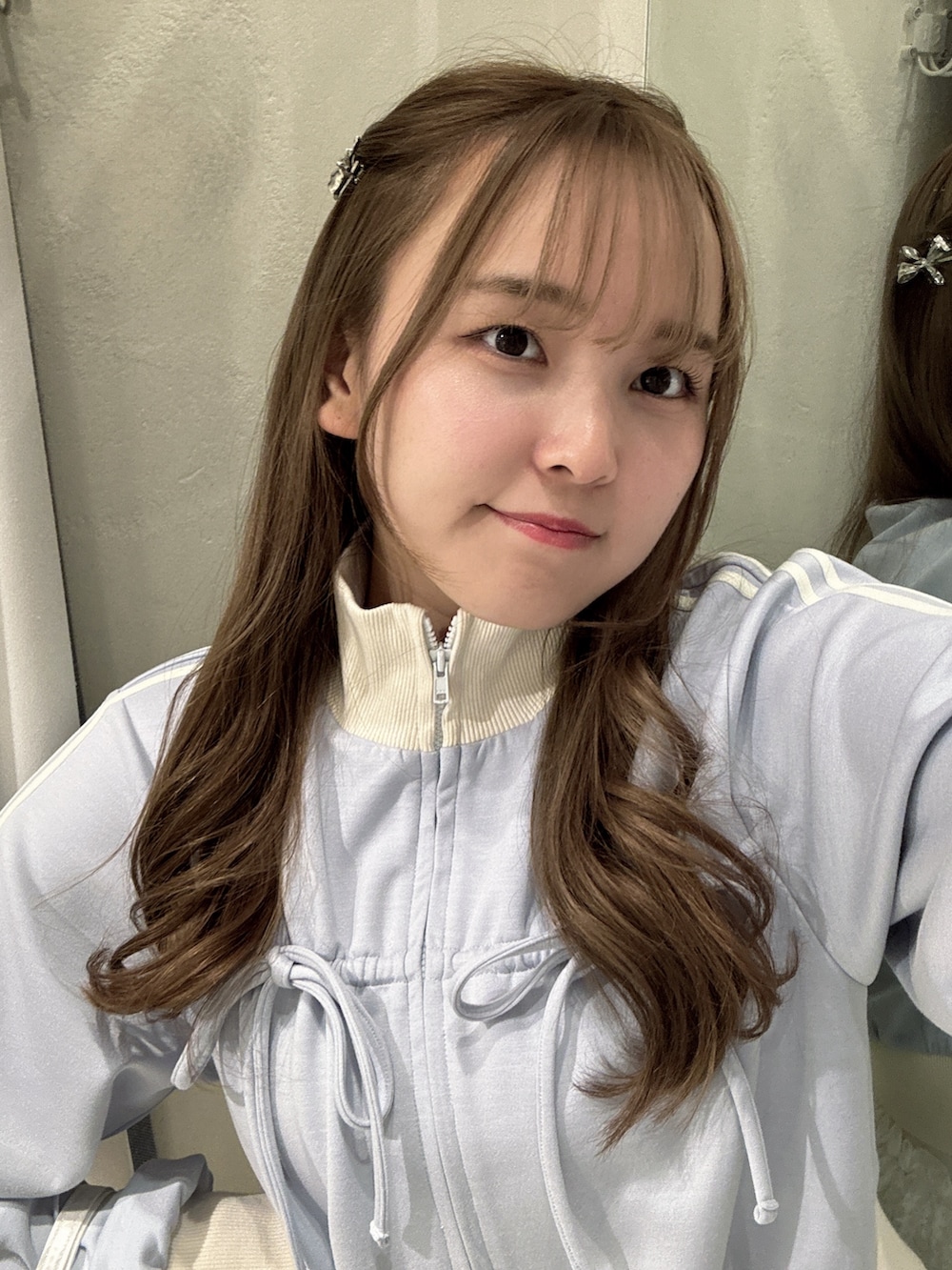 ホワイト系のその他シューズ、ブルー系のスウェット、ホワイト系のスカートを着用したレディースの夏コーディネートの4枚目の写真