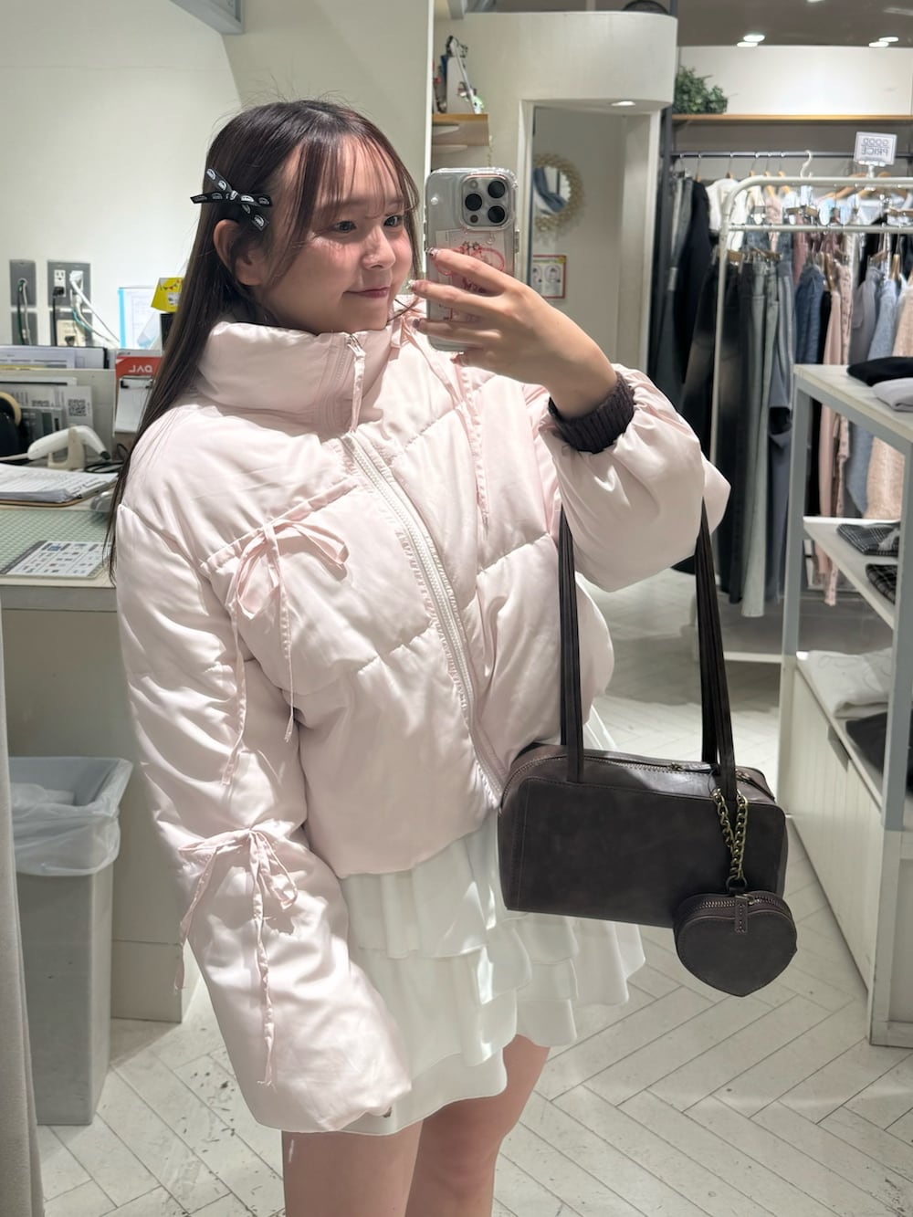 「ダウンジャケット、クリスマスに着たい服、韓国ファッション、ピンク、アウター、ブーツ、テーマパークコーデ、冬コーデ、ガーリー、推し活コーデ、参戦服、デートコーデ、大学生、リボン、ショート丈」|「OLIVE des OLIVEのフリルミニティアードスカート(スカート、ホワイト系)」を使った、saemiさん(レディース・157cm)の冬コーディネートの5枚目の写真