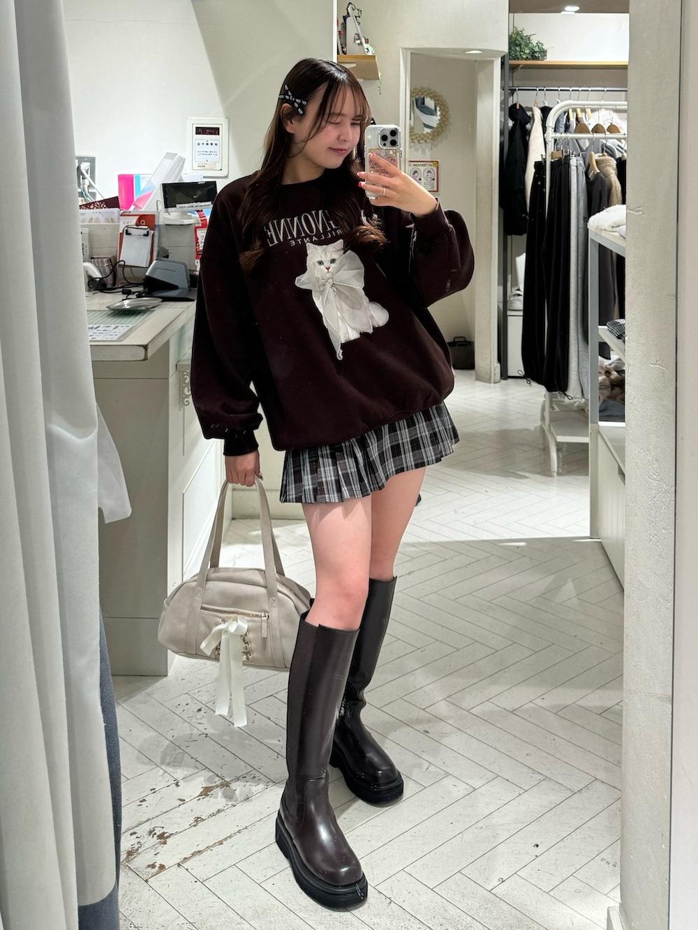 ブラウン系のTシャツ/カットソー、ブラウン系のスカート、ブラウン系のその他シューズを着用したレディースの冬コーディネートの7枚目の写真