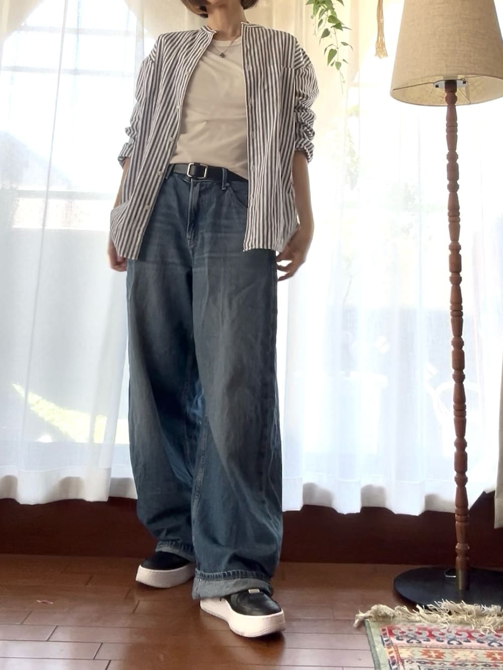 ブルー系のシャツ/ブラウス、ブラック系のスニーカー、ホワイト系のTシャツ/カットソーを着用したレディースの春コーディネートの2枚目の写真