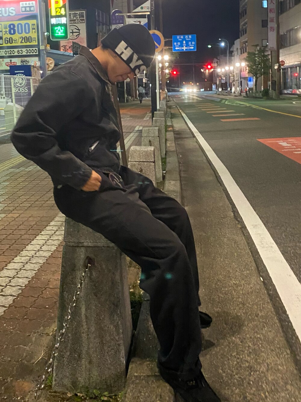 ブラック系のデニムジャケット、ブラック系のチノパンツ、ブラック系のスニーカーを着用したメンズの冬コーディネートの2枚目の写真