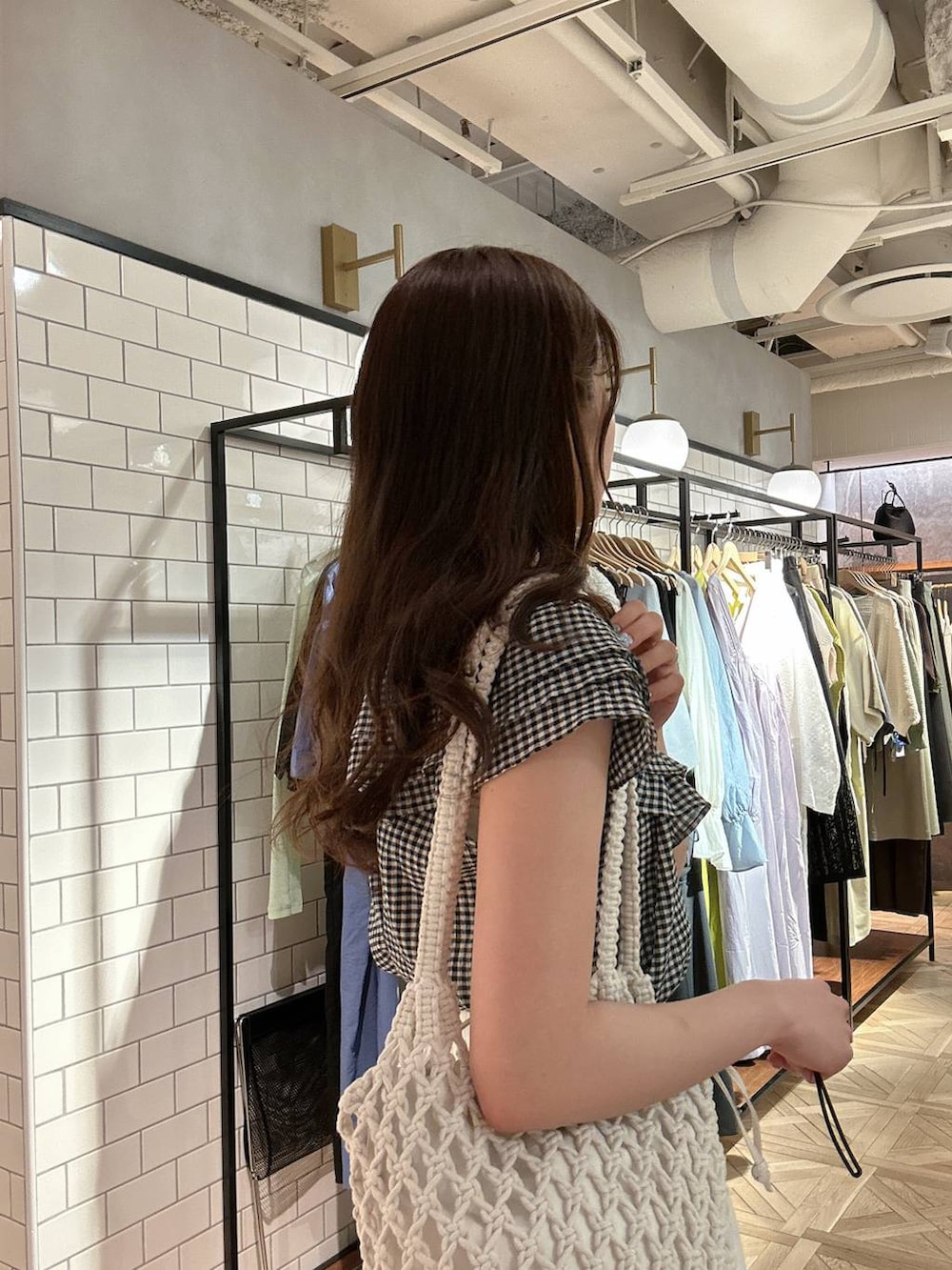 「女子ウケ、高身長、モテ、テーマパーク、女子会、ローリーズスタイル_LOWRYS FARM、着痩せ、LOWRYS FARM、着痩せ・細見え、デートコーデ」｜「LOWRYS FARMのマクラメキンチャクツキトート　 284437（トートバッグ、ホワイト系）」を使った、yuiyui5151さん（レディース・166cm）の春コーディネートの8枚目の写真