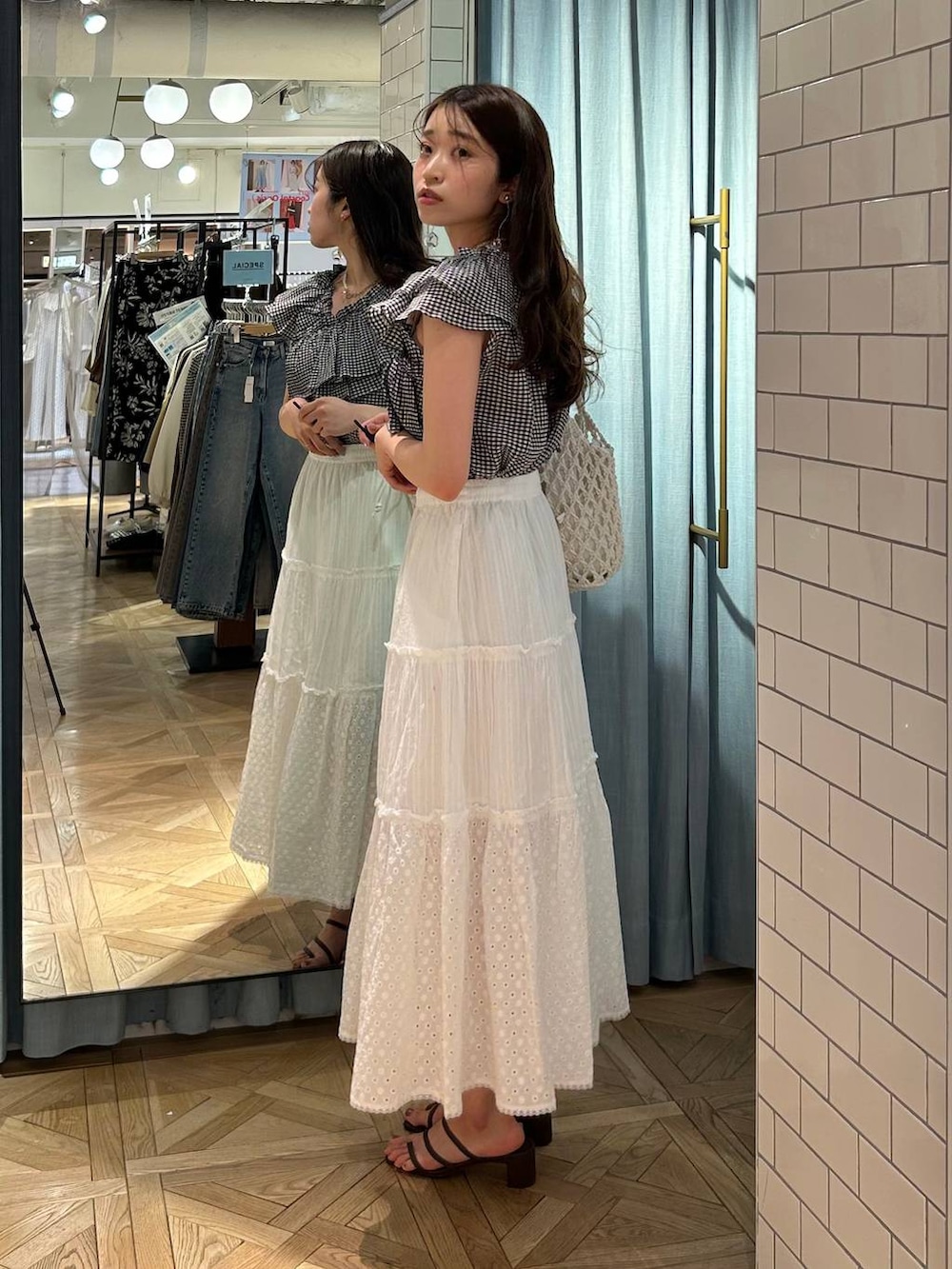 「女子ウケ、高身長、モテ、テーマパーク、女子会、ローリーズスタイル_LOWRYS FARM、着痩せ、LOWRYS FARM、着痩せ・細見え、デートコーデ」｜「LOWRYS FARMのマクラメキンチャクツキトート　 284437（トートバッグ、ホワイト系）」を使った、yuiyui5151さん（レディース・166cm）の春コーディネートの5枚目の写真