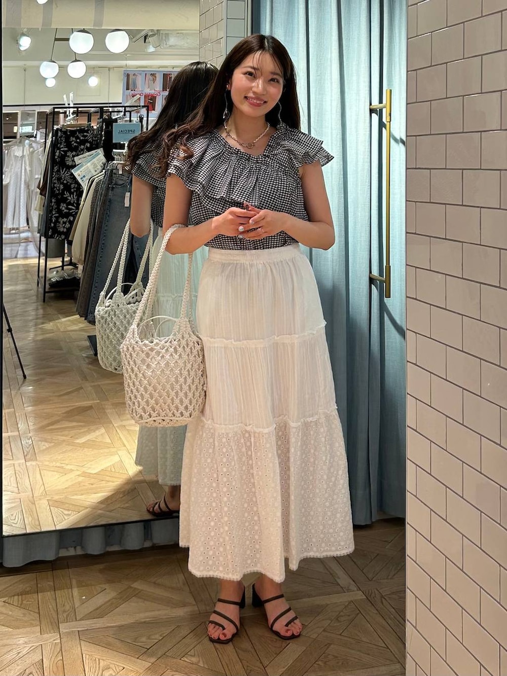 「女子ウケ、高身長、モテ、テーマパーク、女子会、ローリーズスタイル_LOWRYS FARM、着痩せ、LOWRYS FARM、着痩せ・細見え、デートコーデ」｜「LOWRYS FARMのマクラメキンチャクツキトート　 284437（トートバッグ、ホワイト系）」を使った、yuiyui5151さん（レディース・166cm）の春コーディネートの2枚目の写真