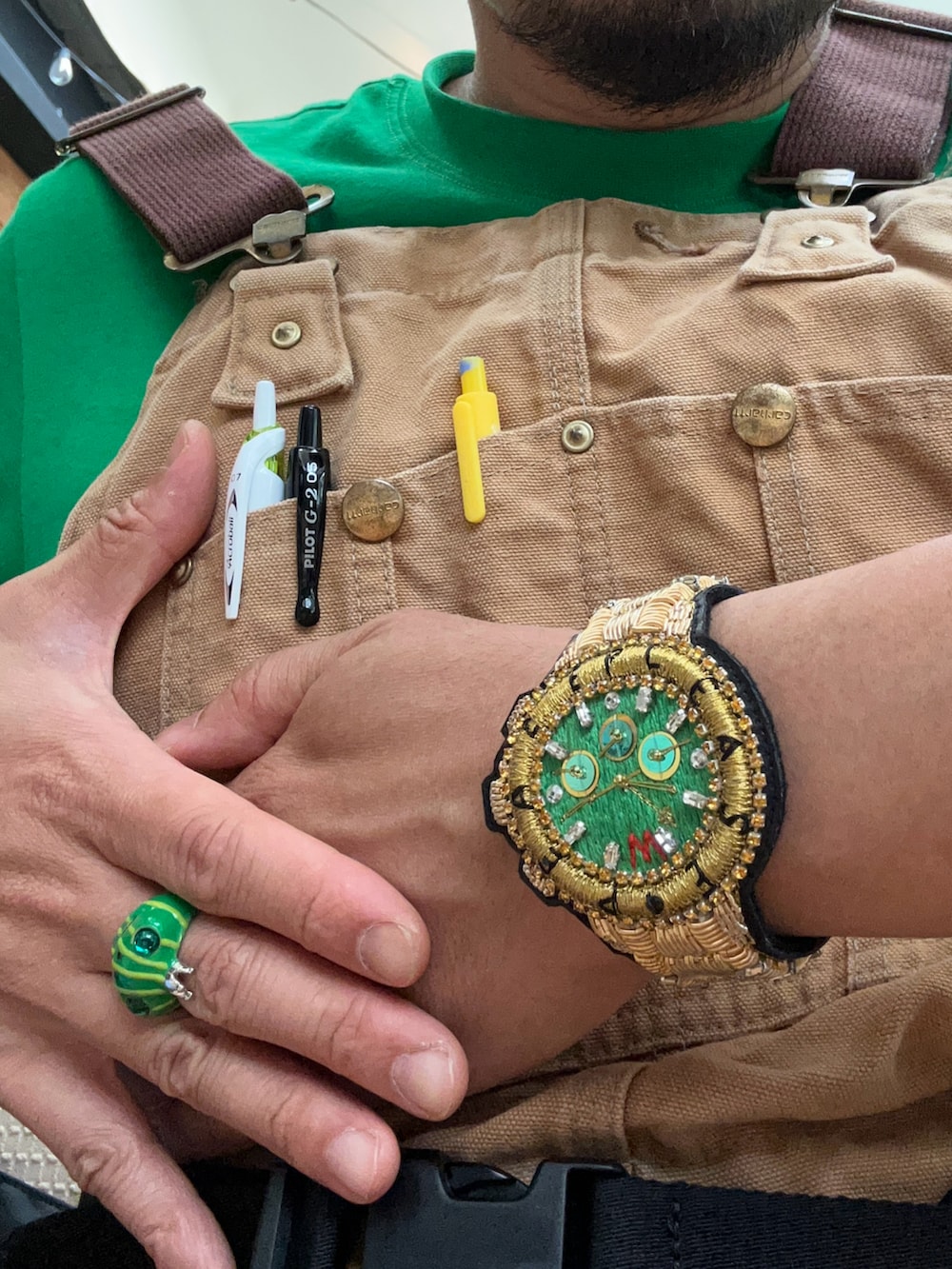 ブラウン系のサロペット/オーバーオール、イエロー系のスニーカー、イエロー系のボディバッグ/ウエストポーチを着用したメンズの春コーディネートの4枚目の写真