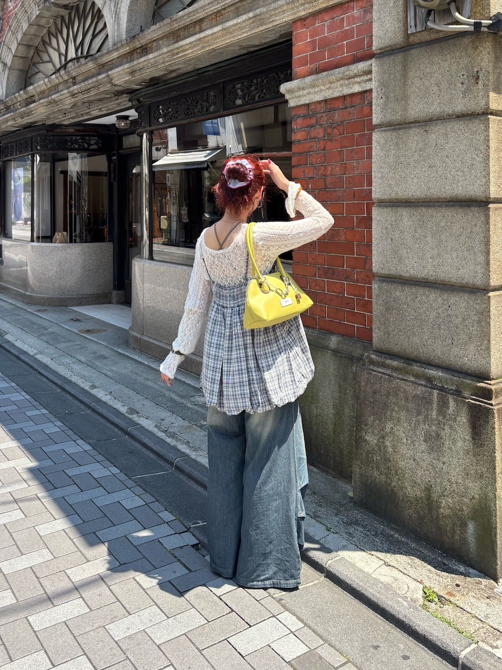 「デニム、デニムコーデ、キャミワンピ、キャミワンピース、レーストップス、カジュアル、カジュアルコーデ、カジュアルガーリー、骨格ウェーブ、イエべ秋、ブルベ冬、夏コーデ、夏ファッション、夏服」｜「CIAOPANICの裾タックライトイージーデニムパンツ（デニムパンツ、ブルー系）」を使った、ユイナさん（骨格ウェーブ・レディース・162cm）の夏コーディネートの2枚目の写真