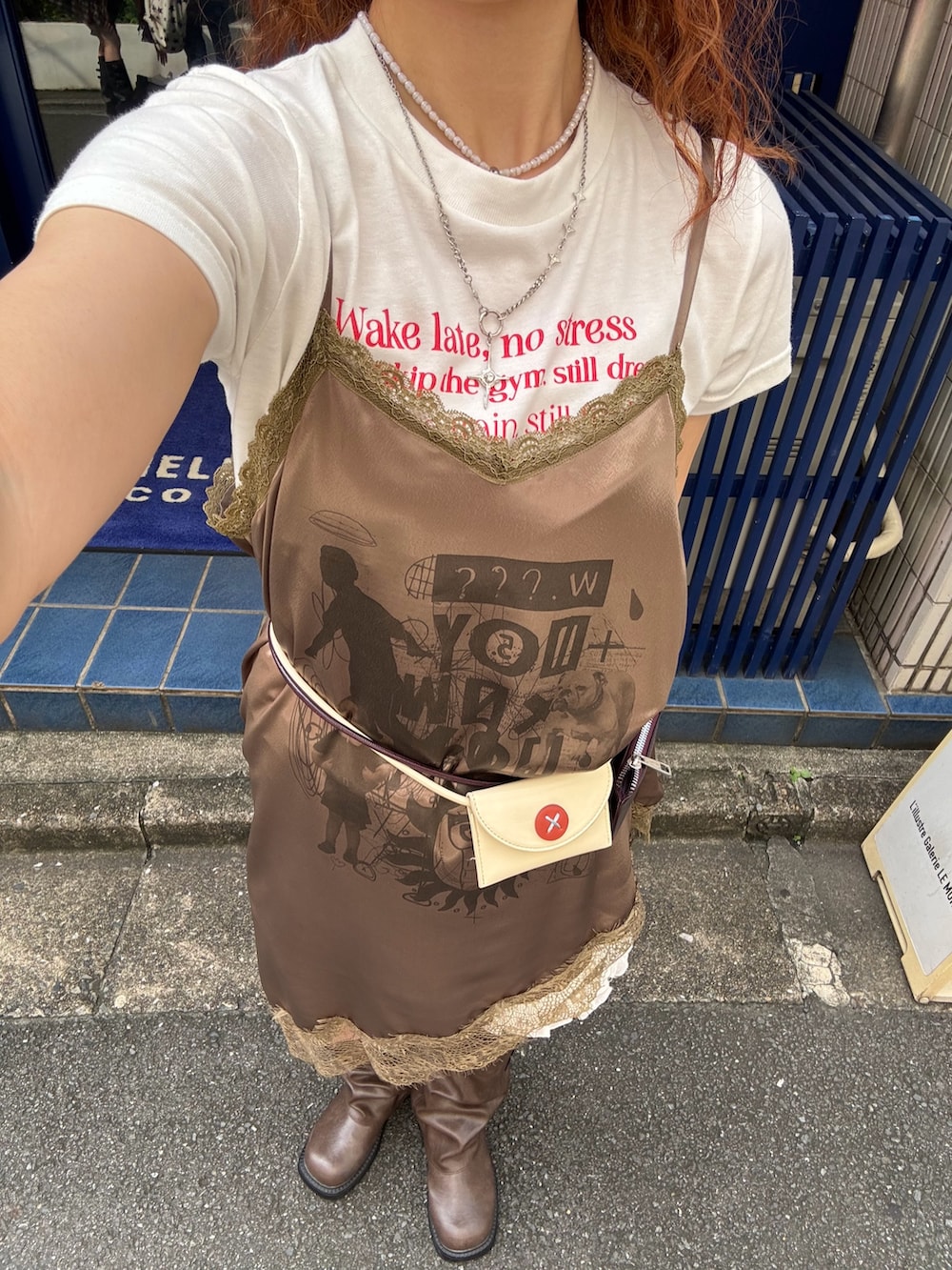 ホワイト系のTシャツ/カットソー、ブラウン系のチュニック、ホワイト系のボディバッグ/ウエストポーチを着用したレディースの夏コーディネートの2枚目の写真