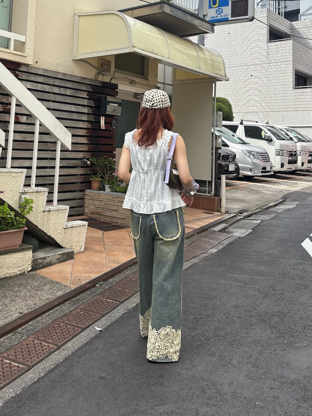 ブルー系のデニムパンツ、ホワイト系のシャツ/ブラウス、グリーン系のトートバッグを着用したレディースの夏コーディネートの4枚目の写真