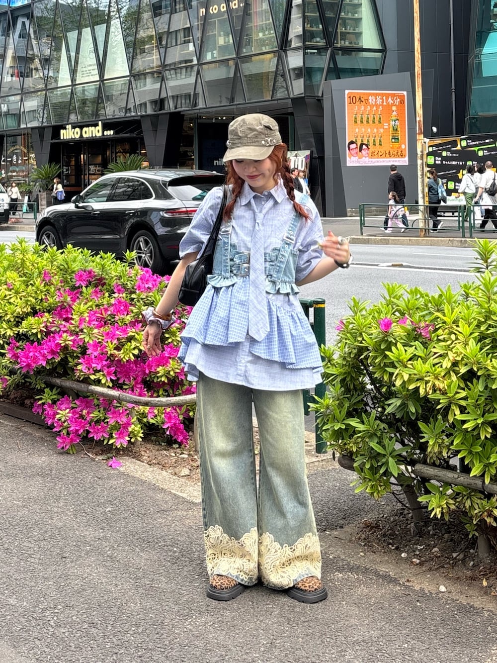 ブルー系のシャツ/ブラウス、ブルー系のデニムパンツ、ブルー系のその他を着用したレディースの夏コーディネートの2枚目の写真