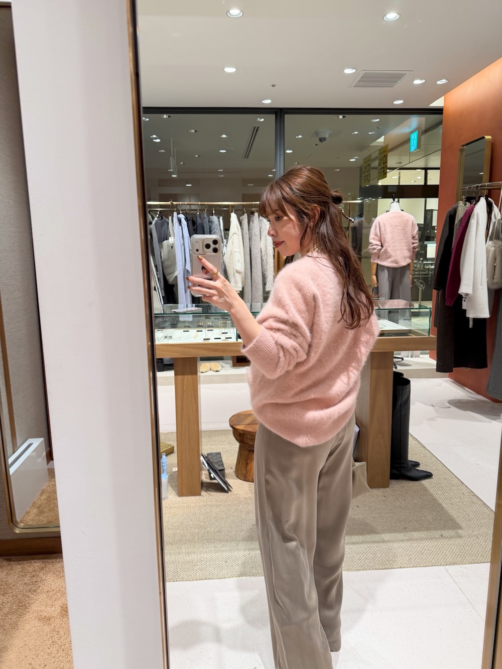 ピンク系のニット/セーター、ベージュ系のハンドバッグ、ベージュ系のその他パンツを着用したレディースの秋コーディネートの9枚目の写真