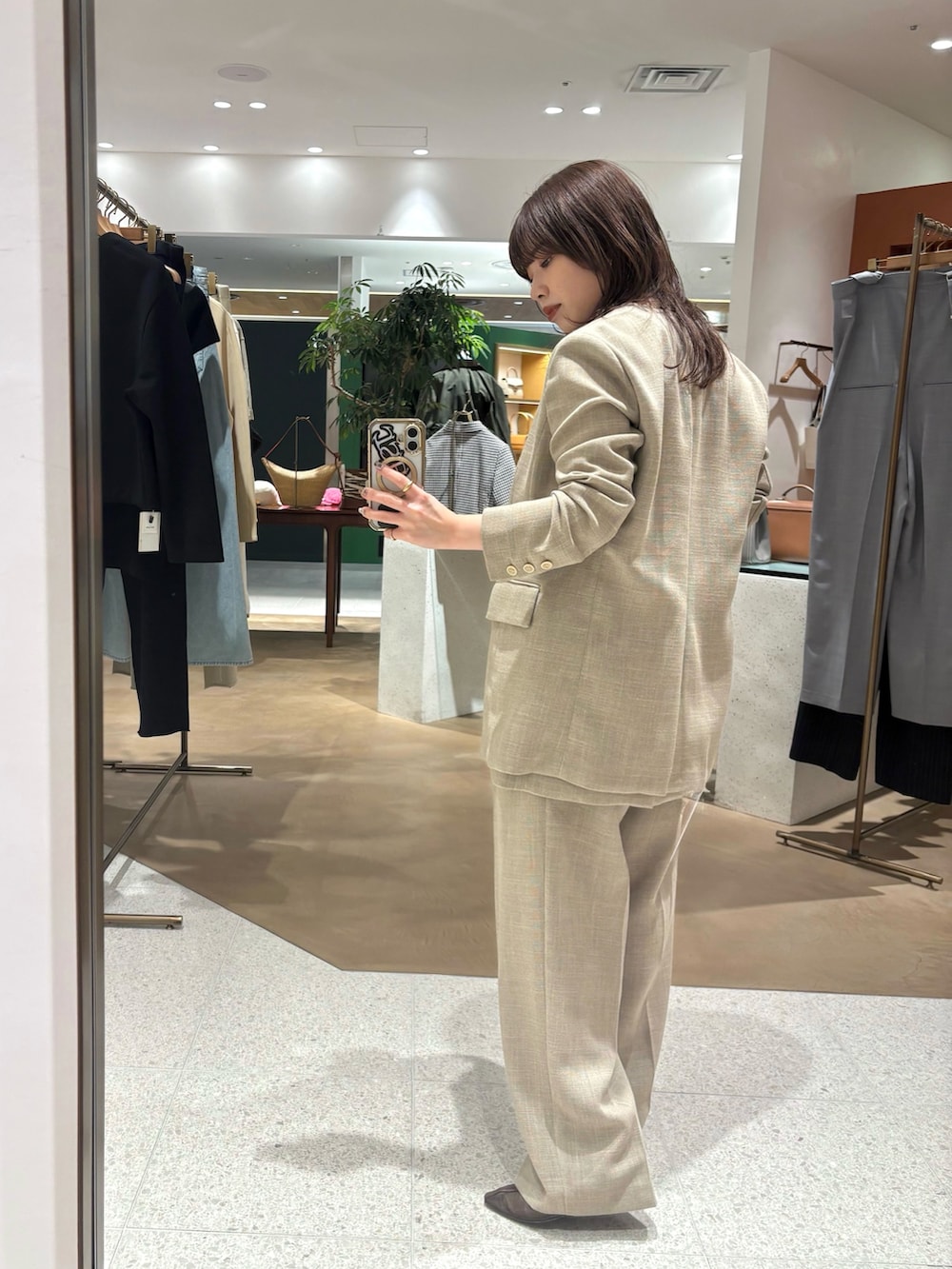 「麻、麻パンツ、麻ジャケット、春、春コーデ、春夏コーデ、ベージュコーデ、セットアップ、アンサンブル、低身長、低身長コーデ」｜「Whim Gazetteのジュートライクタックパンツ（スラックス、ベージュ系）」を使った、Ibaragi Hazukiさん（骨格ストレート・レディース・149cm）の春コーディネートの2枚目の写真