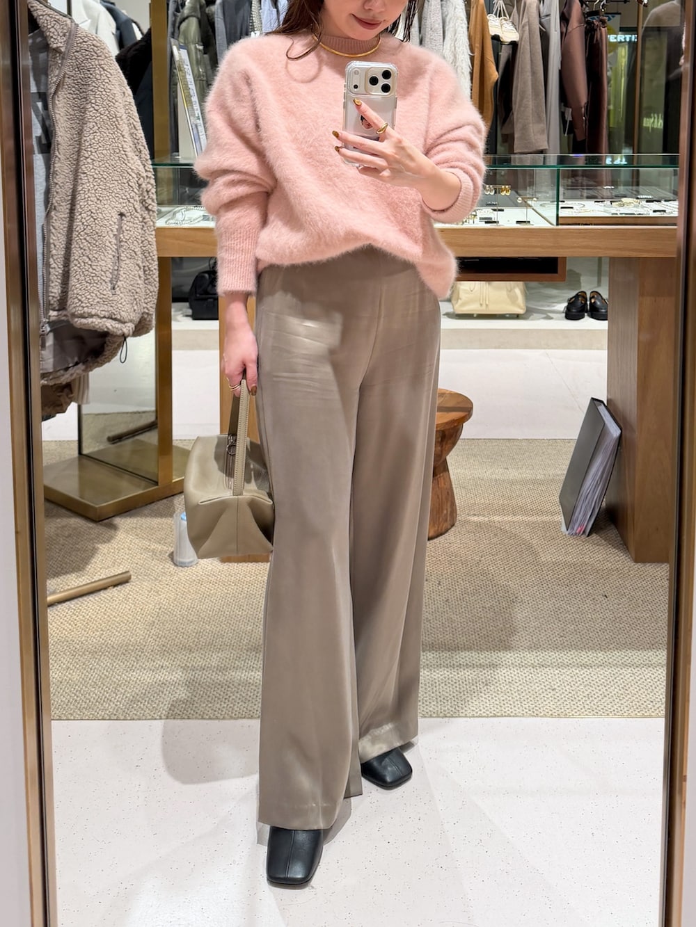 ピンク系のニット/セーター、ベージュ系のハンドバッグ、ベージュ系のその他パンツを着用したレディースの秋コーディネートの7枚目の写真