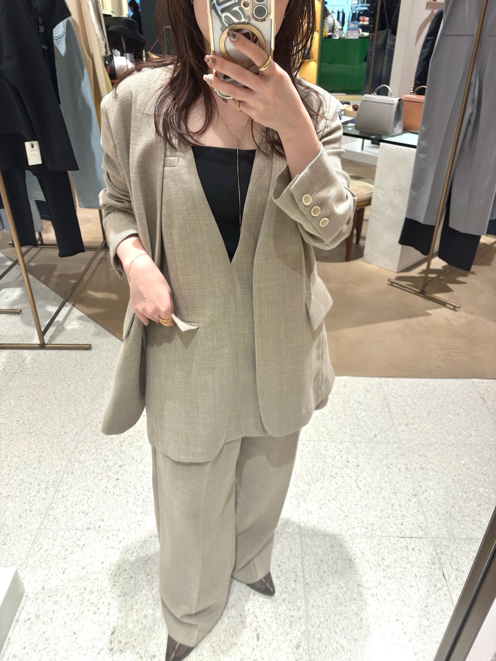 「麻、麻パンツ、麻ジャケット、春、春コーデ、春夏コーデ、ベージュコーデ、セットアップ、アンサンブル、低身長、低身長コーデ」｜「Whim Gazetteのジュートライクタックパンツ（スラックス、ベージュ系）」を使った、Ibaragi Hazukiさん（骨格ストレート・レディース・149cm）の春コーディネートの3枚目の写真
