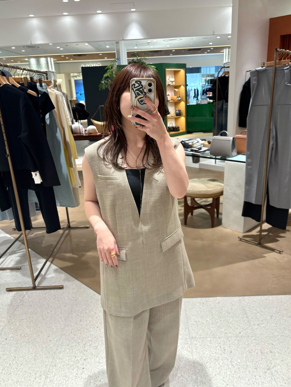「麻、麻パンツ、麻ジャケット、春、春コーデ、春夏コーデ、ベージュコーデ、セットアップ、アンサンブル、低身長、低身長コーデ」｜「Whim Gazetteのジュートライクタックパンツ（スラックス、ベージュ系）」を使った、Ibaragi Hazukiさん（骨格ストレート・レディース・149cm）の春コーディネートの5枚目の写真