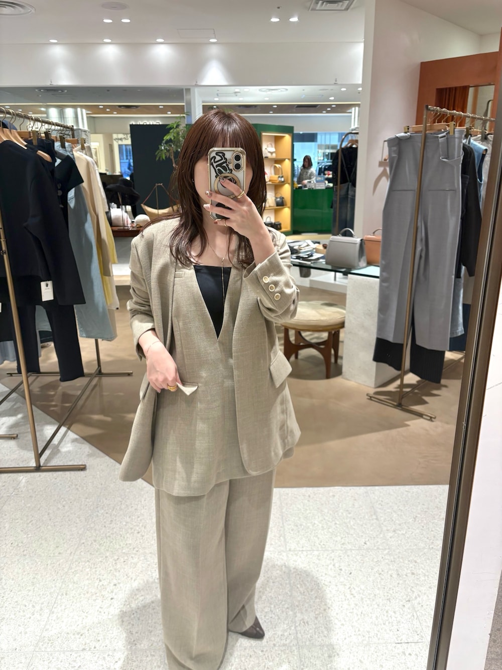 「麻、麻パンツ、麻ジャケット、春、春コーデ、春夏コーデ、ベージュコーデ、セットアップ、アンサンブル、低身長、低身長コーデ」｜「Whim Gazetteのジュートライクタックパンツ（スラックス、ベージュ系）」を使った、Ibaragi Hazukiさん（骨格ストレート・レディース・149cm）の春コーディネートの7枚目の写真