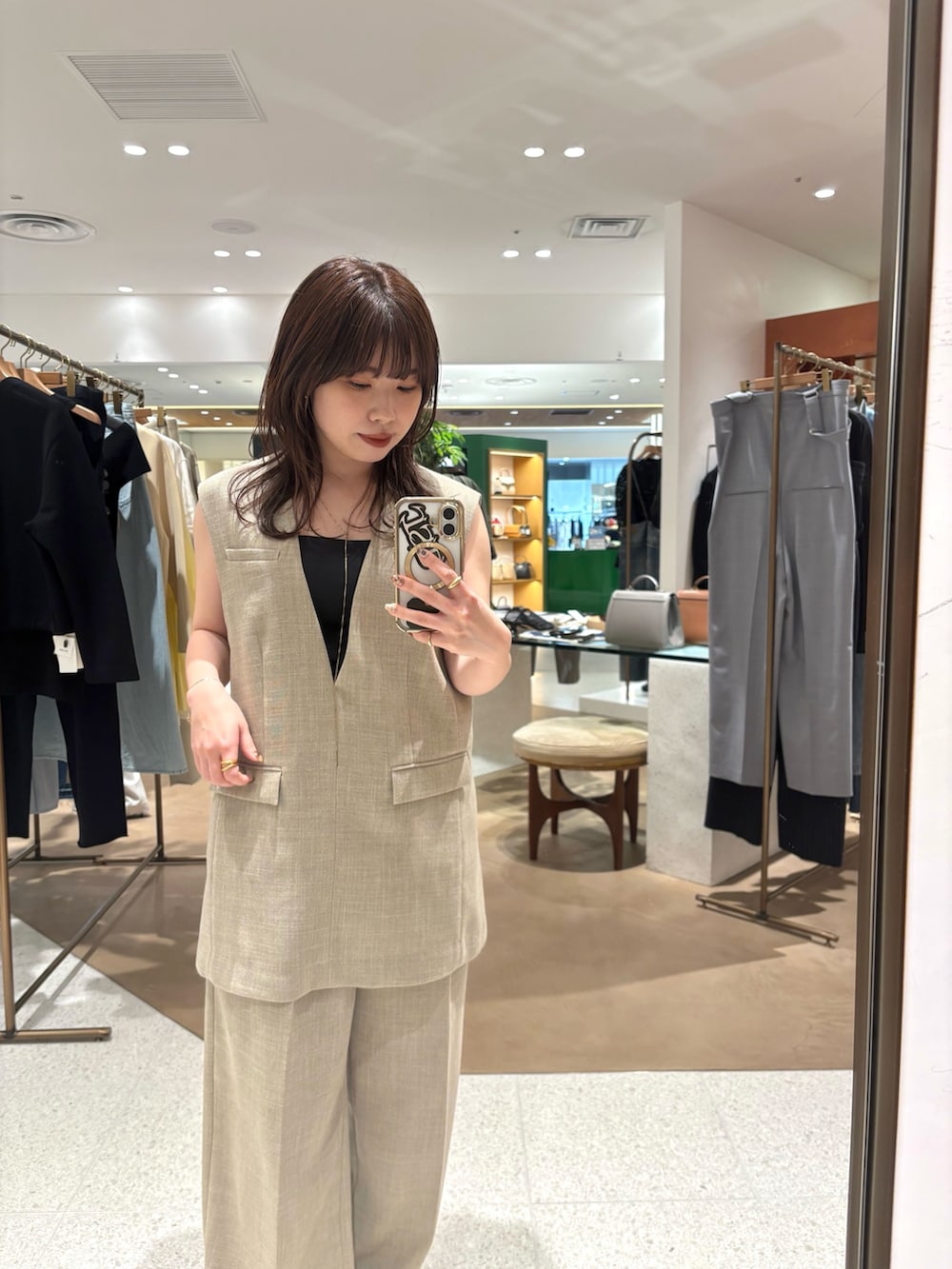 「麻、麻パンツ、麻ジャケット、春、春コーデ、春夏コーデ、ベージュコーデ、セットアップ、アンサンブル、低身長、低身長コーデ」｜「Whim Gazetteのジュートライクタックパンツ（スラックス、ベージュ系）」を使った、Ibaragi Hazukiさん（骨格ストレート・レディース・149cm）の春コーディネートの6枚目の写真