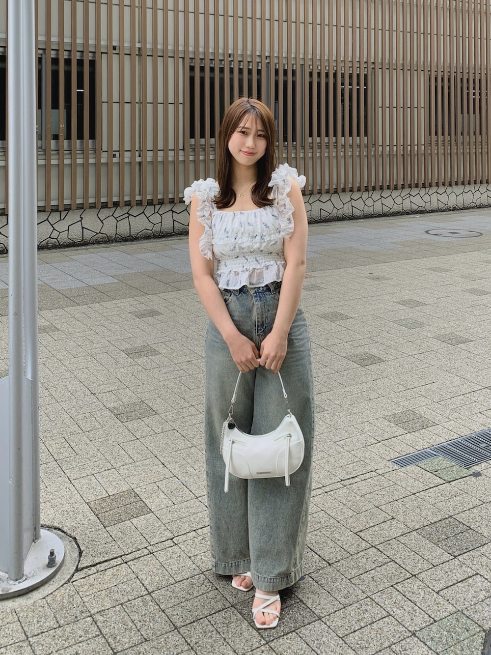 「デニムコーデ、デニム」｜「Chicoの【新色追加/SET ITEM】シャーリングタンク+シャーリングフレアスカート（ワンピース、ホワイト系）」を使った、yocoさん（骨格ウェーブ・レディース・160cm）の春コーディネートの6枚目の写真