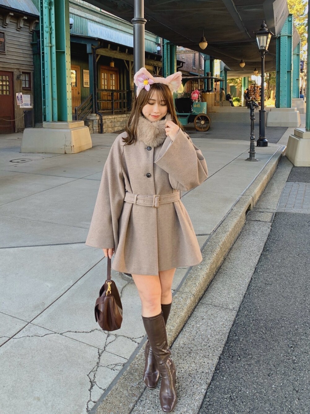 ベージュ系のその他アウターを着用したレディースの夏コーディネートの2枚目の写真