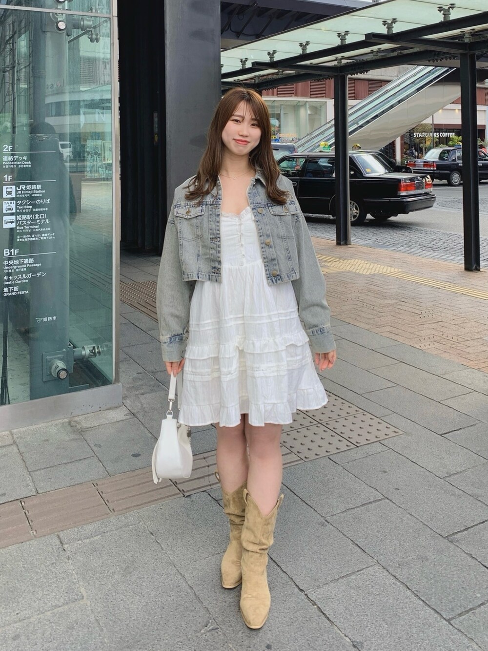 ブルー系のシャツ/ブラウス、ホワイト系のワンピース、ホワイト系のショルダーバッグを着用したレディースの春コーディネートの4枚目の写真