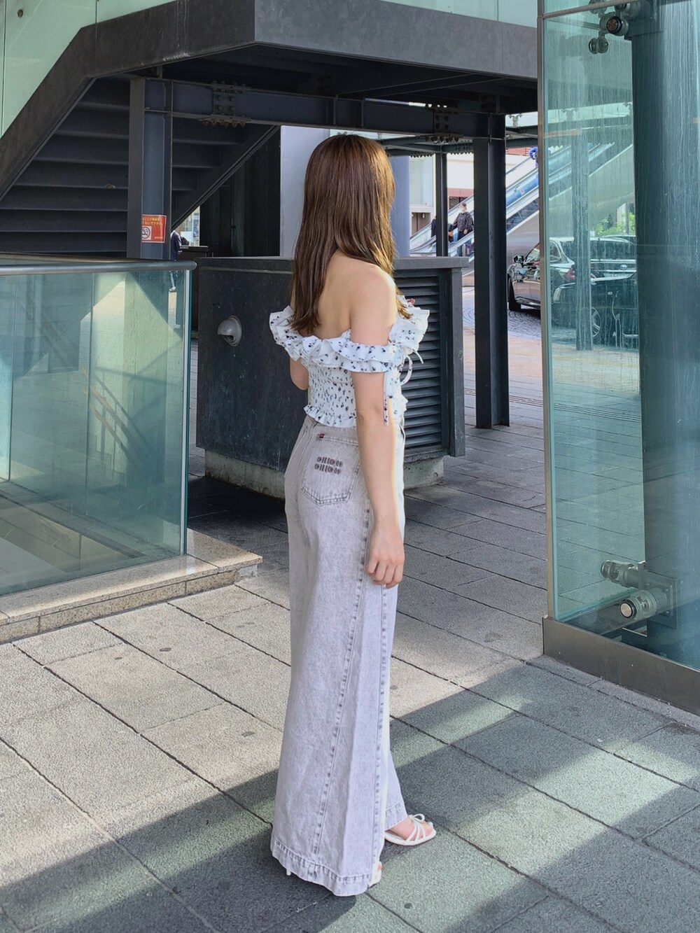 ホワイト系のボストンバッグ、ピンク系のデニムパンツ、ホワイト系のサンダルを着用したレディースの夏コーディネートの5枚目の写真