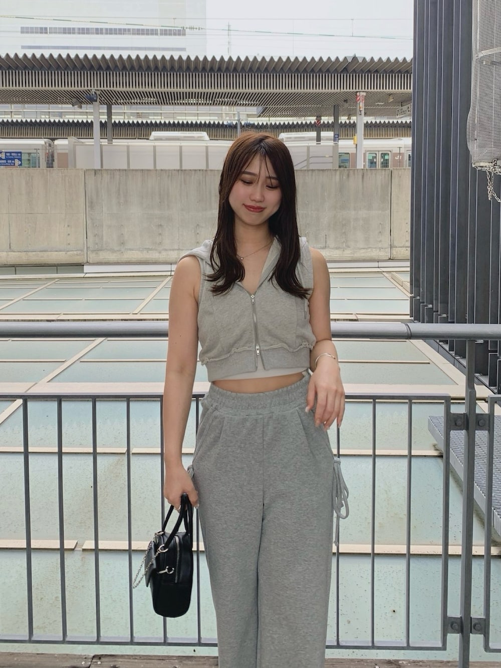 「スウェット、スウェットコーデ」｜「Chicoのサイドリボンデザインルーズスウェットパンツ（スウェットパンツ、グレー系）」を使った、yocoさん（骨格ウェーブ・レディース・160cm）の夏コーディネートの2枚目の写真
