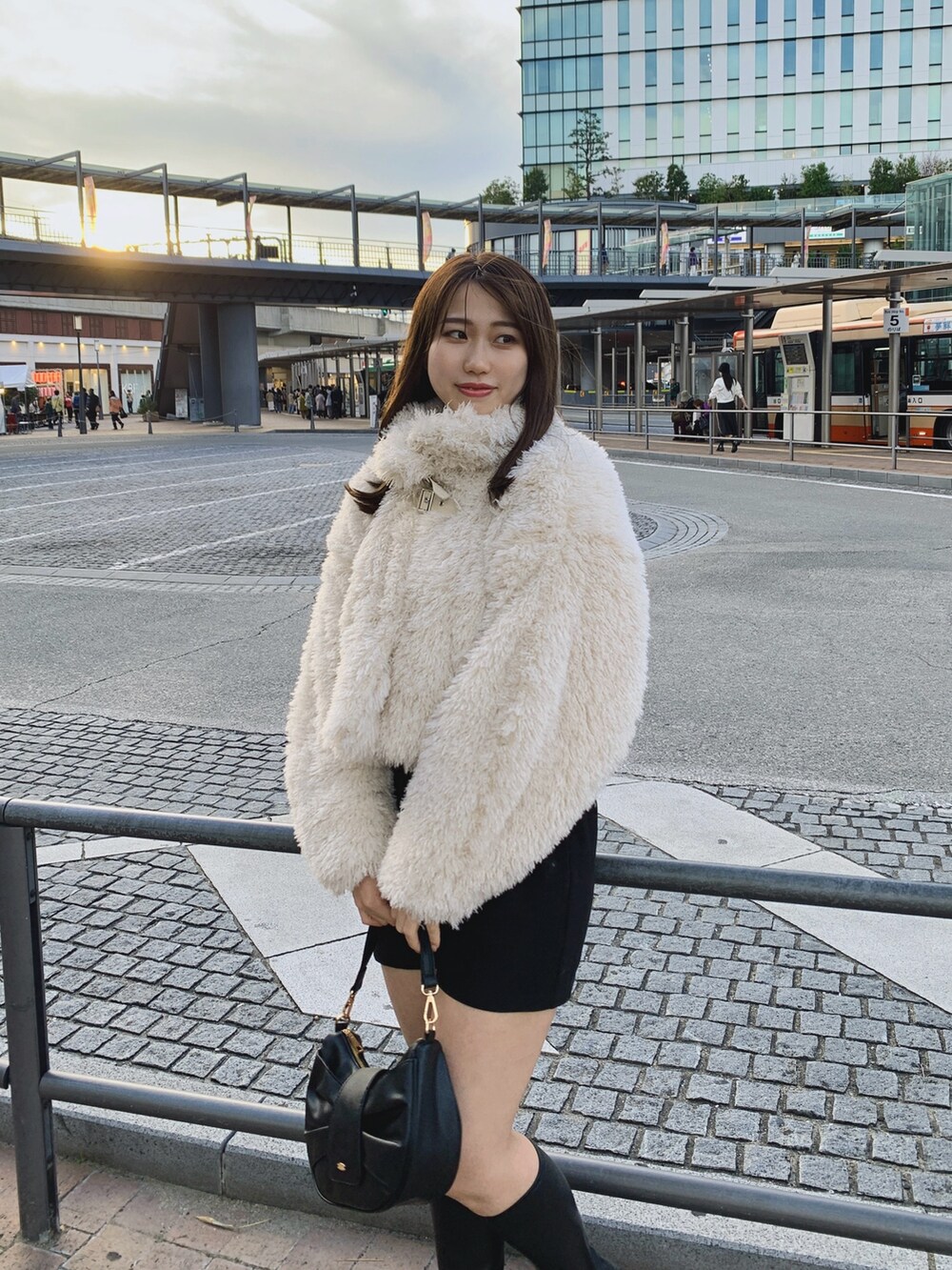 ホワイト系のその他アウターを着用したレディースの夏コーディネートの4枚目の写真