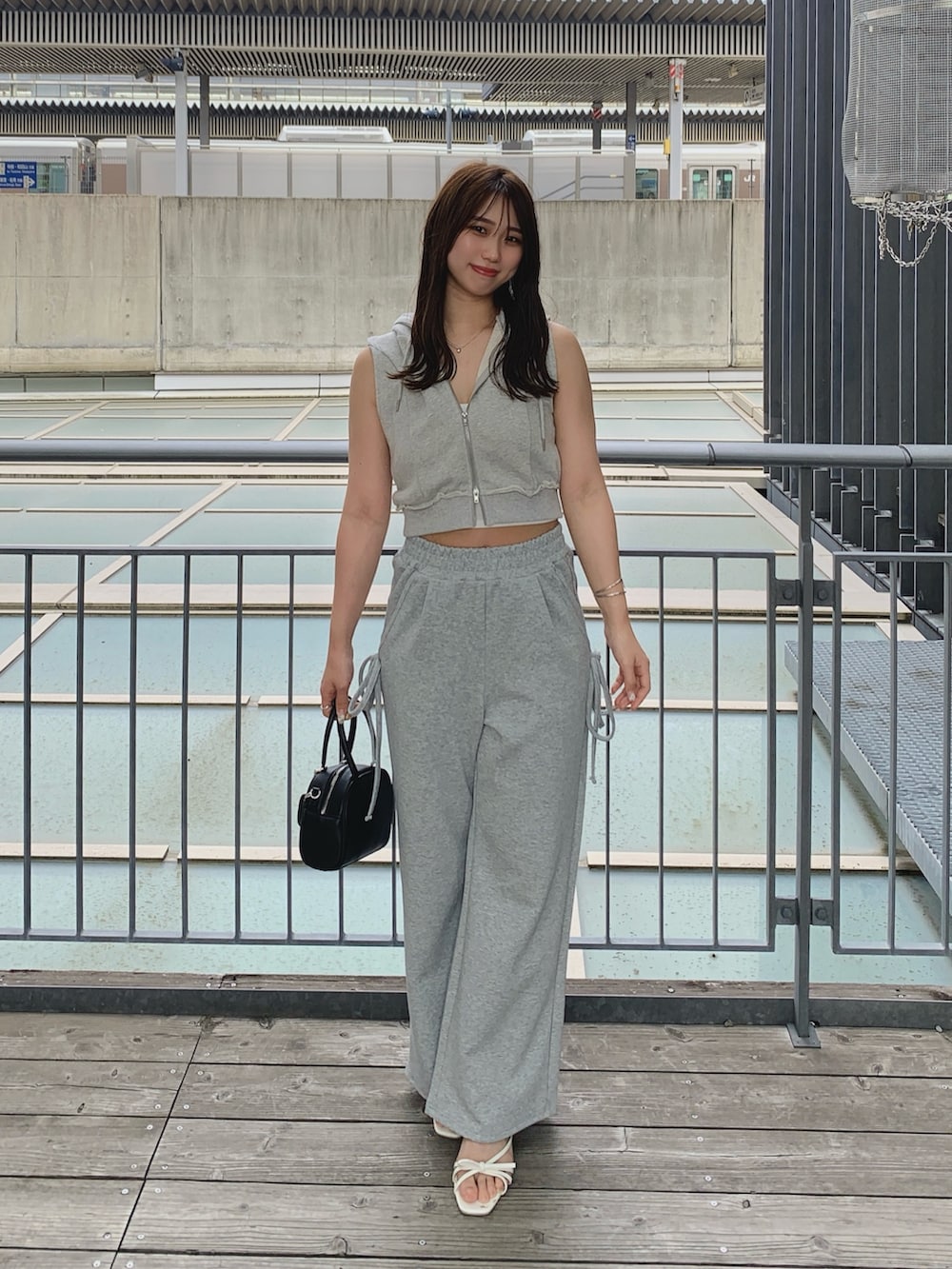「スウェット、スウェットコーデ」｜「Chicoのサイドリボンデザインルーズスウェットパンツ（スウェットパンツ、グレー系）」を使った、yocoさん（骨格ウェーブ・レディース・160cm）の夏コーディネートの3枚目の写真