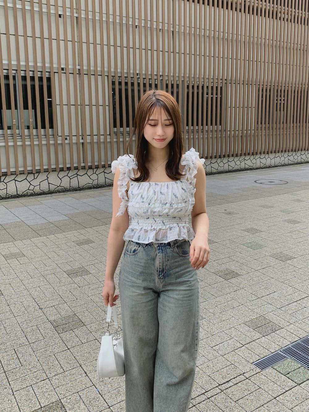 「デニムコーデ、デニム」｜「Chicoの【新色追加/SET ITEM】シャーリングタンク+シャーリングフレアスカート（ワンピース、ホワイト系）」を使った、yocoさん（骨格ウェーブ・レディース・160cm）の春コーディネートの2枚目の写真