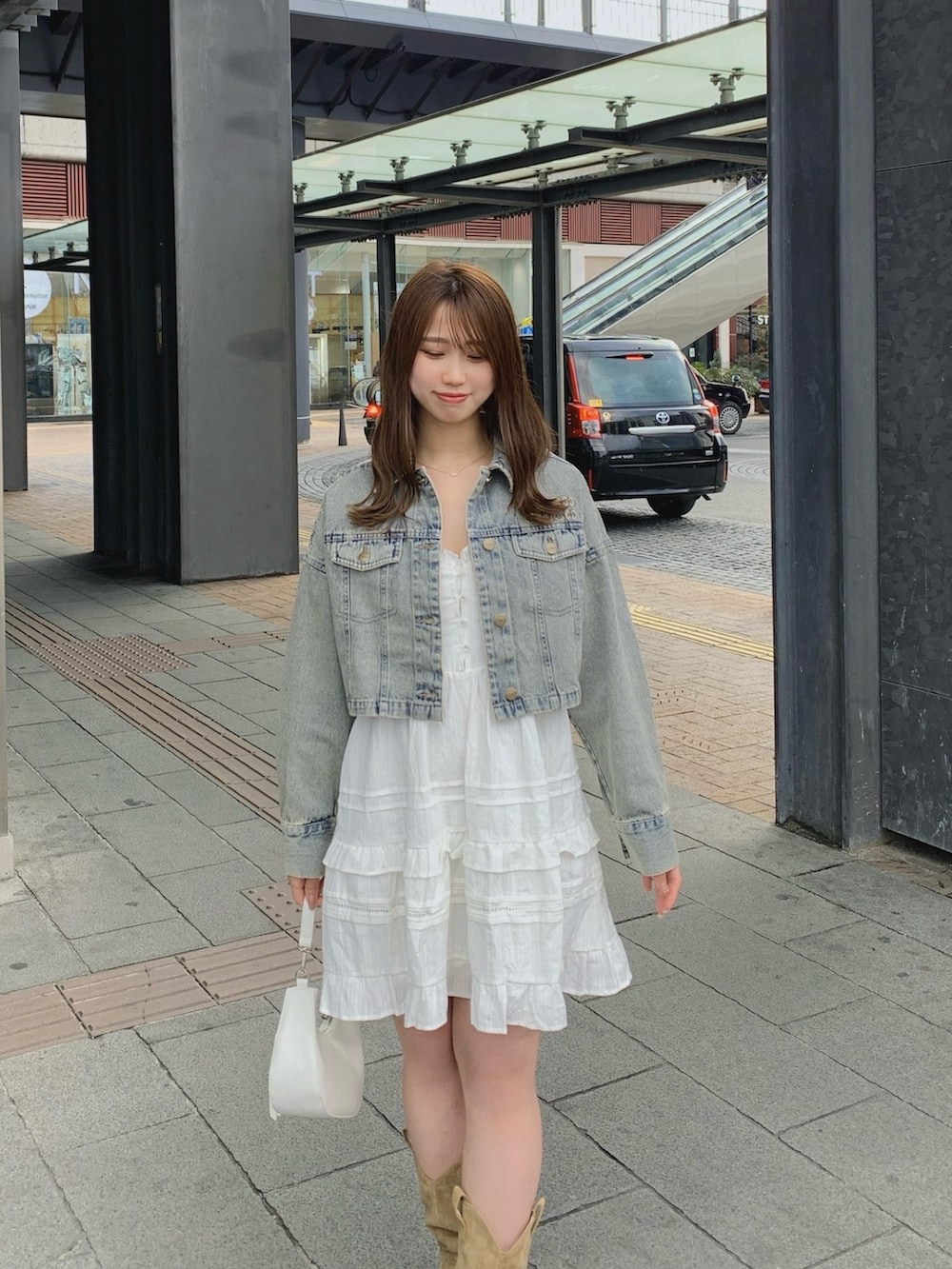 ブルー系のシャツ/ブラウス、ホワイト系のワンピース、ホワイト系のショルダーバッグを着用したレディースの春コーディネートの3枚目の写真