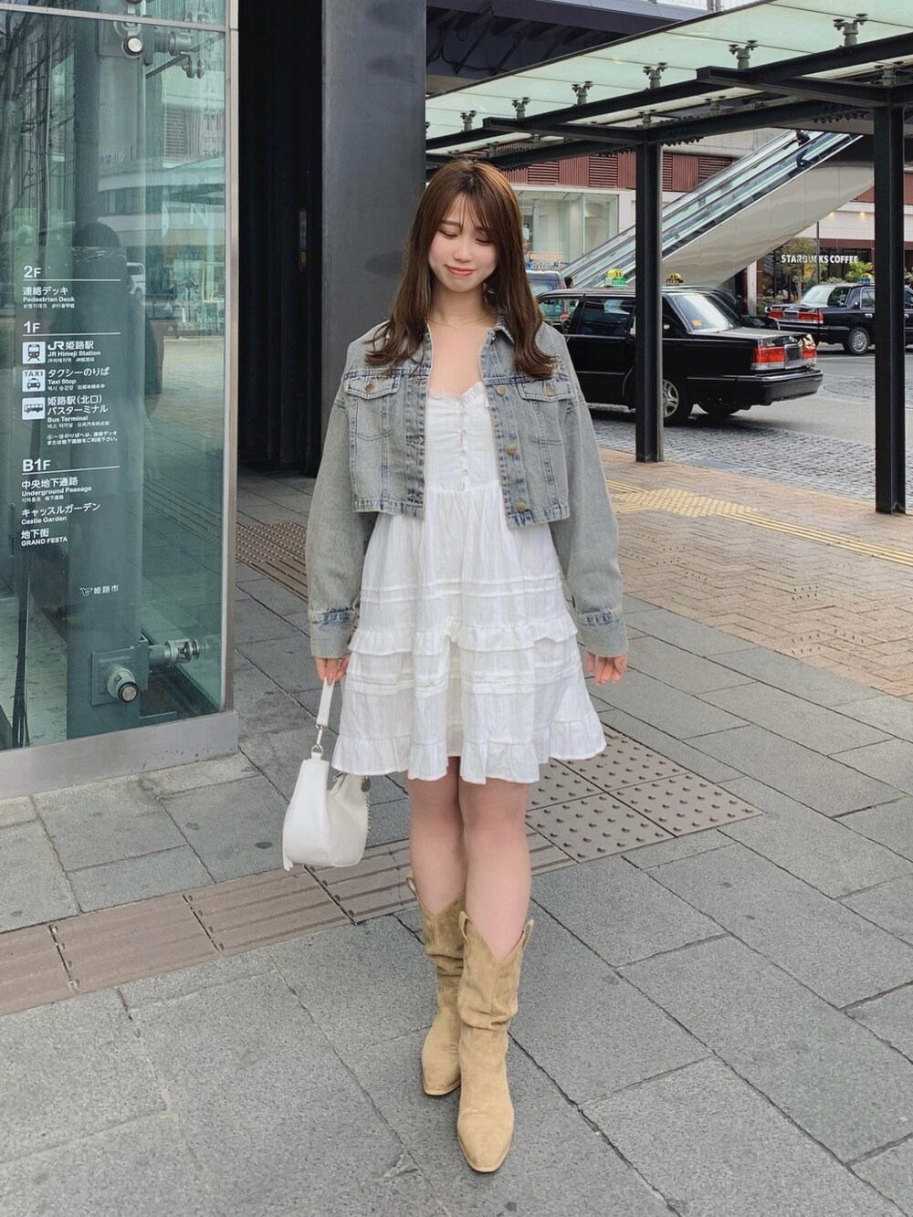 ブルー系のシャツ/ブラウス、ホワイト系のワンピース、ホワイト系のショルダーバッグを着用したレディースの春コーディネートの5枚目の写真