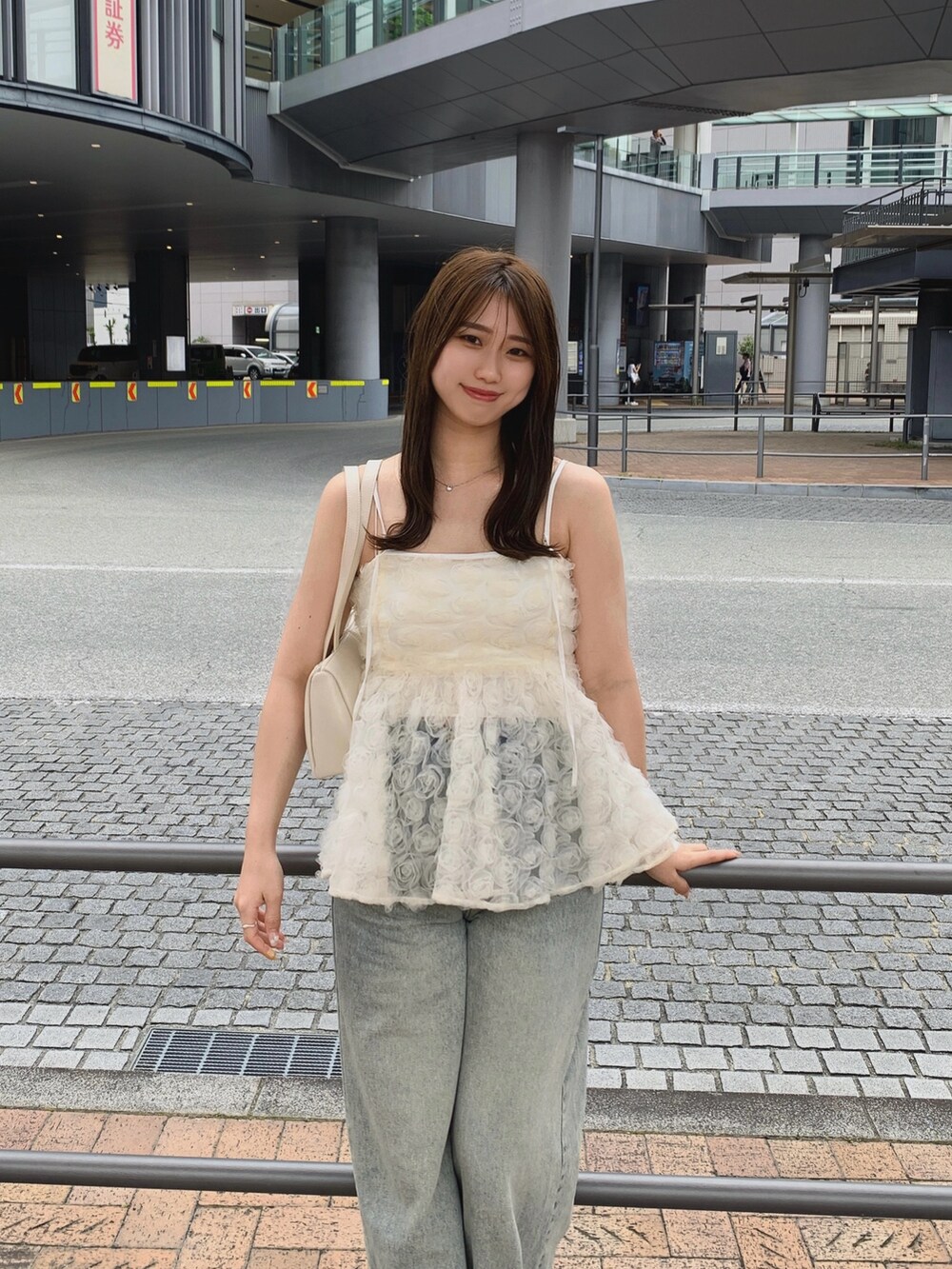 ホワイト系のボストンバッグ、ホワイト系のシャツ/ブラウス、ホワイト系のサンダルを着用したレディースの夏コーディネートの3枚目の写真