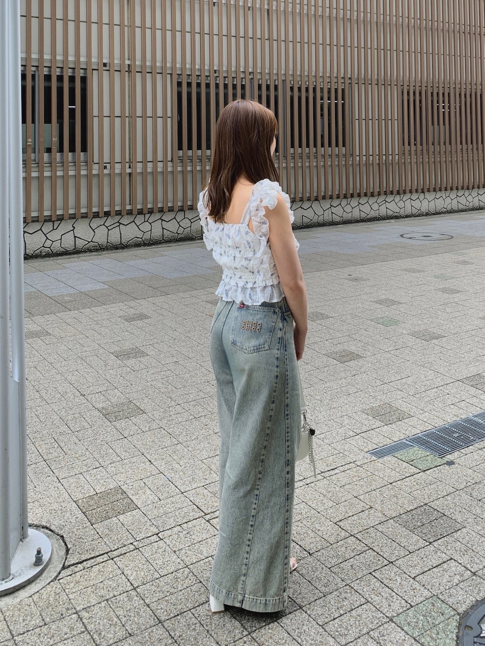 「デニムコーデ、デニム」｜「Chicoの【新色追加/SET ITEM】シャーリングタンク+シャーリングフレアスカート（ワンピース、ホワイト系）」を使った、yocoさん（骨格ウェーブ・レディース・160cm）の春コーディネートの7枚目の写真