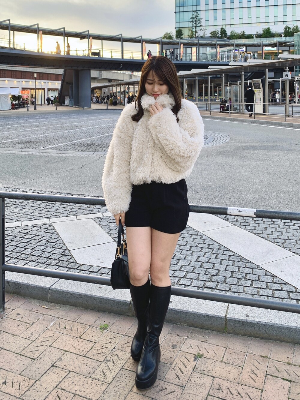 ホワイト系のその他アウターを着用したレディースの夏コーディネートの2枚目の写真