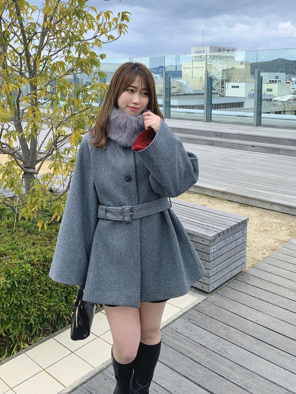 グレー系のその他アウターを着用したレディースの夏コーディネートの3枚目の写真