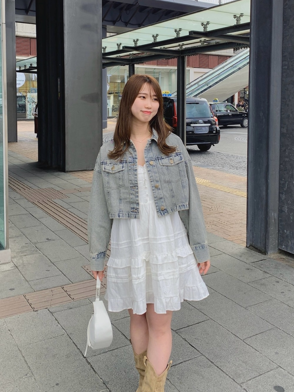 ブルー系のシャツ/ブラウス、ホワイト系のワンピース、ホワイト系のショルダーバッグを着用したレディースの春コーディネートの2枚目の写真