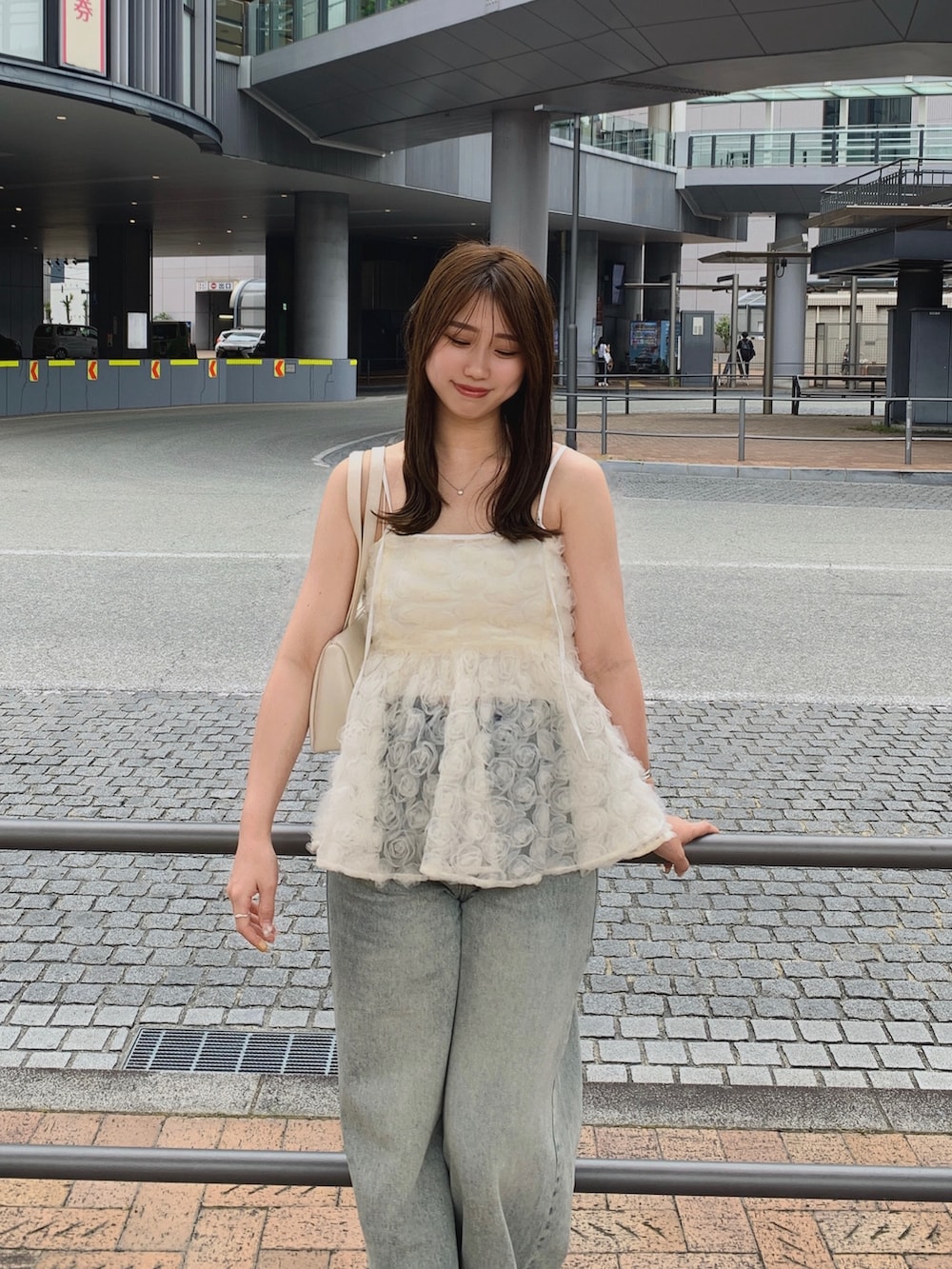 ホワイト系のボストンバッグ、ホワイト系のシャツ/ブラウス、ホワイト系のサンダルを着用したレディースの夏コーディネートの2枚目の写真