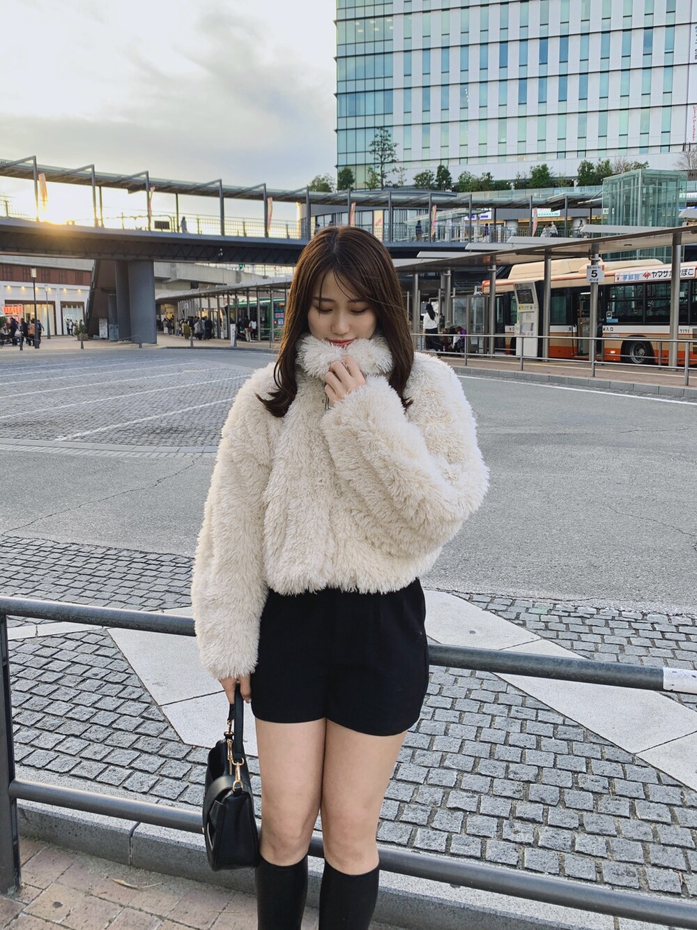 ホワイト系のその他アウターを着用したレディースの夏コーディネートの3枚目の写真