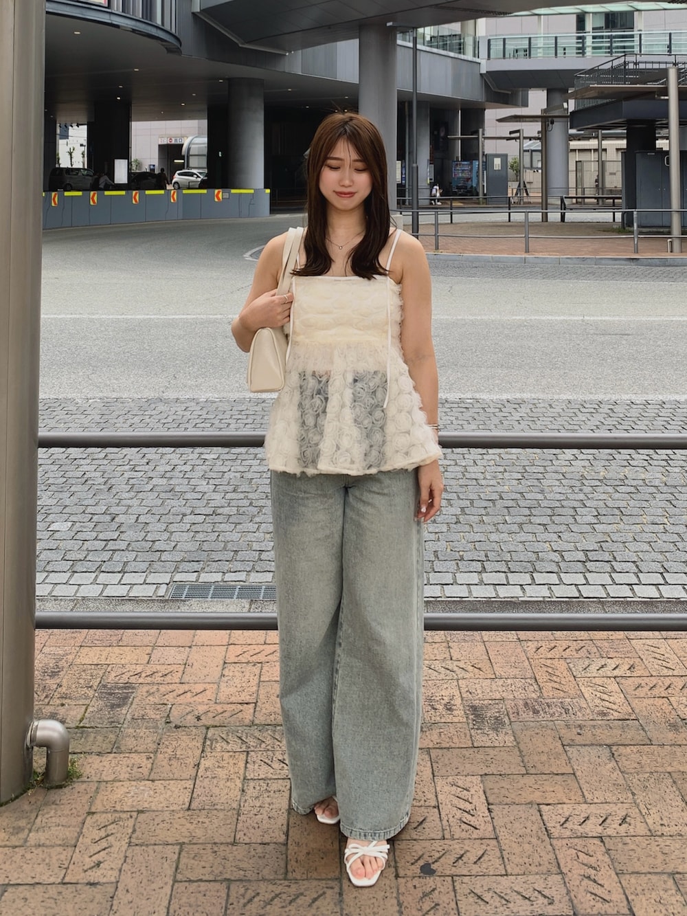 ホワイト系のボストンバッグ、ホワイト系のシャツ/ブラウス、ホワイト系のサンダルを着用したレディースの夏コーディネートの4枚目の写真