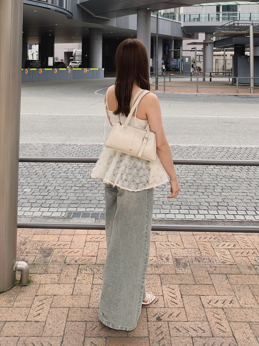 ホワイト系のボストンバッグ、ホワイト系のシャツ/ブラウス、ホワイト系のサンダルを着用したレディースの夏コーディネートの5枚目の写真