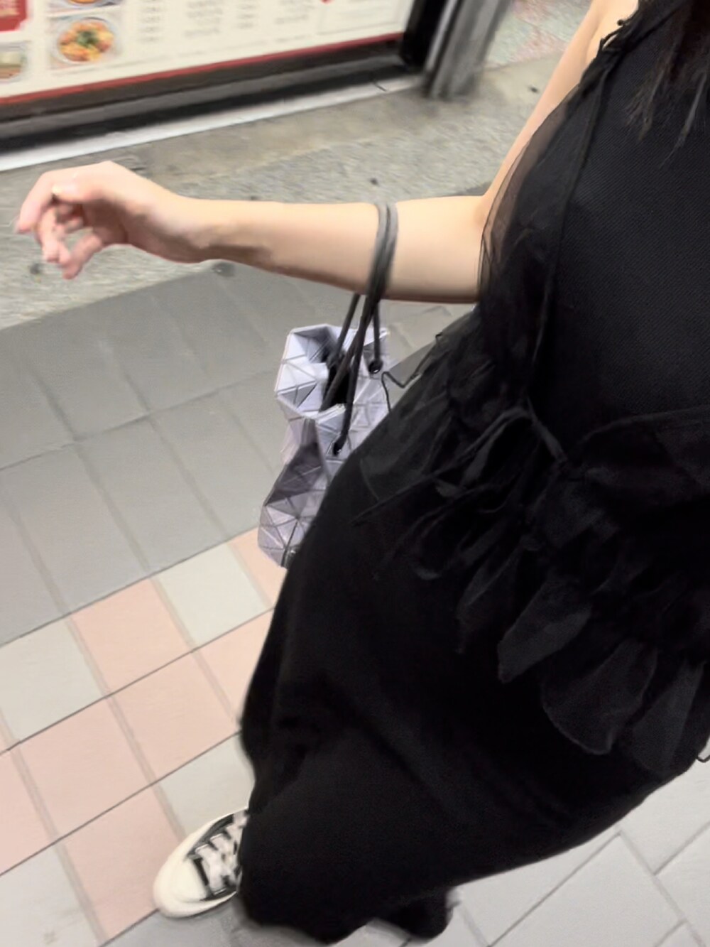 ブラック系のワンピース、ブラック系のキャミソール、パープル系のドラムバッグを着用したレディースの秋コーディネートの2枚目の写真