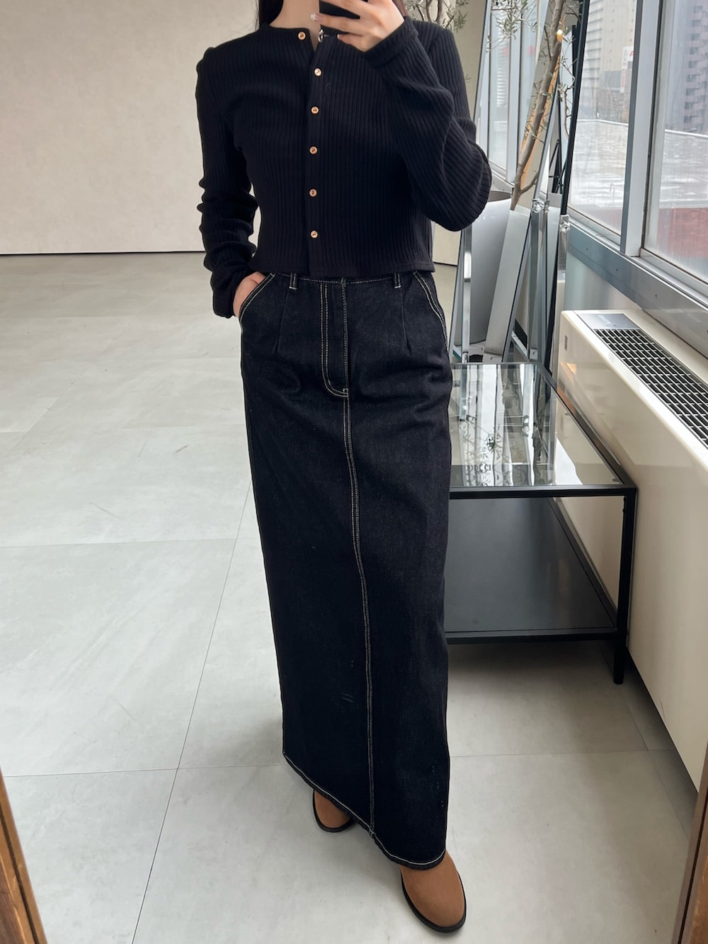 「GIUNONのlong sleeve rib cardigan / ロングスリーブリブカーディガン（カーディガン/ボレロ、ブラック系）」を使った、さきさん（骨格ストレート・レディース・160cm）の冬コーディネートの2枚目の写真