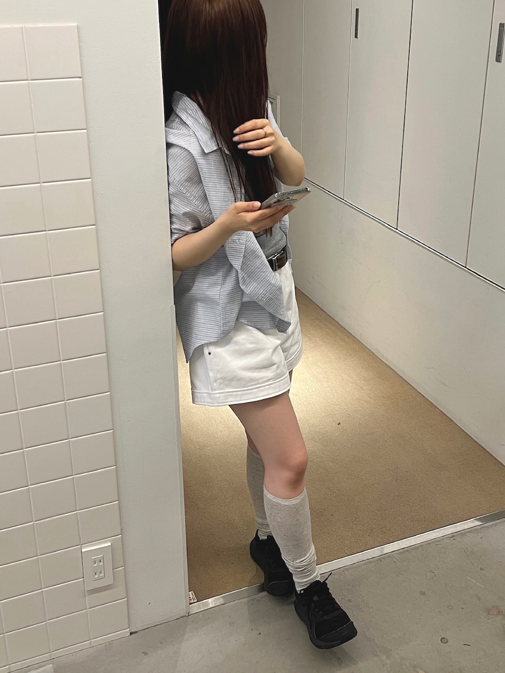 ブルー系のシャツ/ブラウス、グレー系のキャミソール、ホワイト系のデニムパンツを着用したレディースの夏コーディネートの2枚目の写真