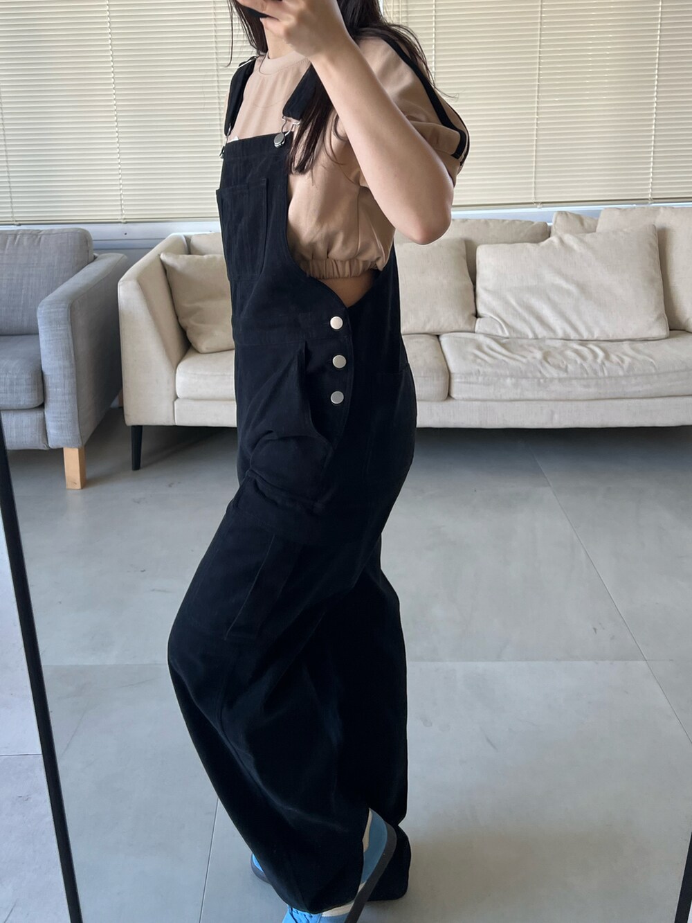 ブラック系のサロペット/オーバーオール、ベージュ系のTシャツ/カットソーを着用したレディースの春コーディネートの2枚目の写真