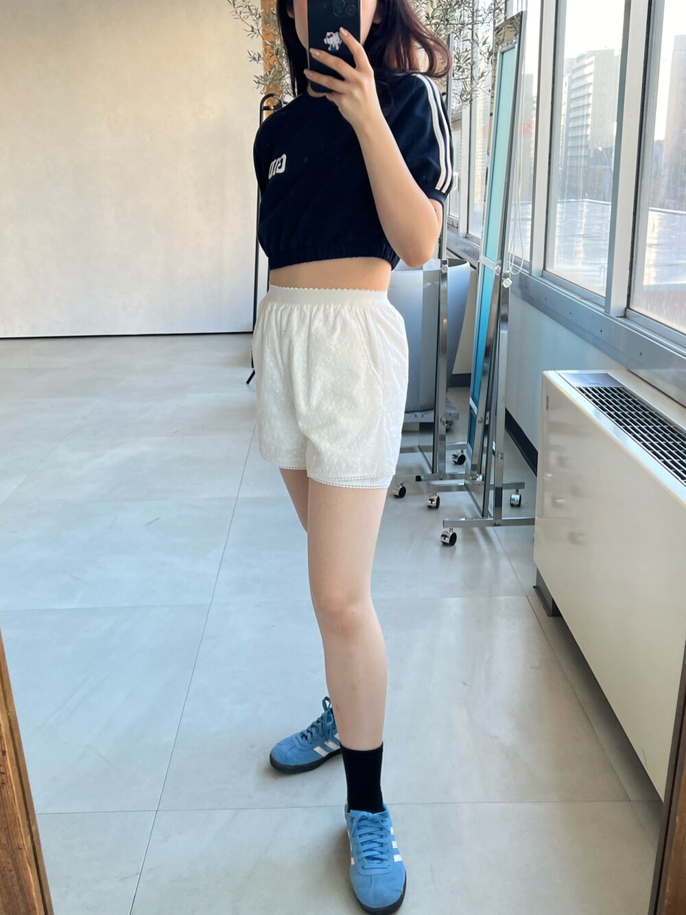 ブルー系のTシャツ/カットソー、ホワイト系のその他パンツを着用したレディースの春コーディネートの2枚目の写真