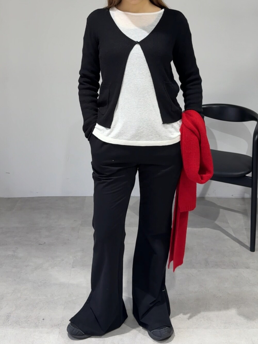 ブラック系のカーディガン/ボレロ、ホワイト系のTシャツ/カットソー、ブラック系のその他パンツを着用したレディースの冬コーディネートの2枚目の写真