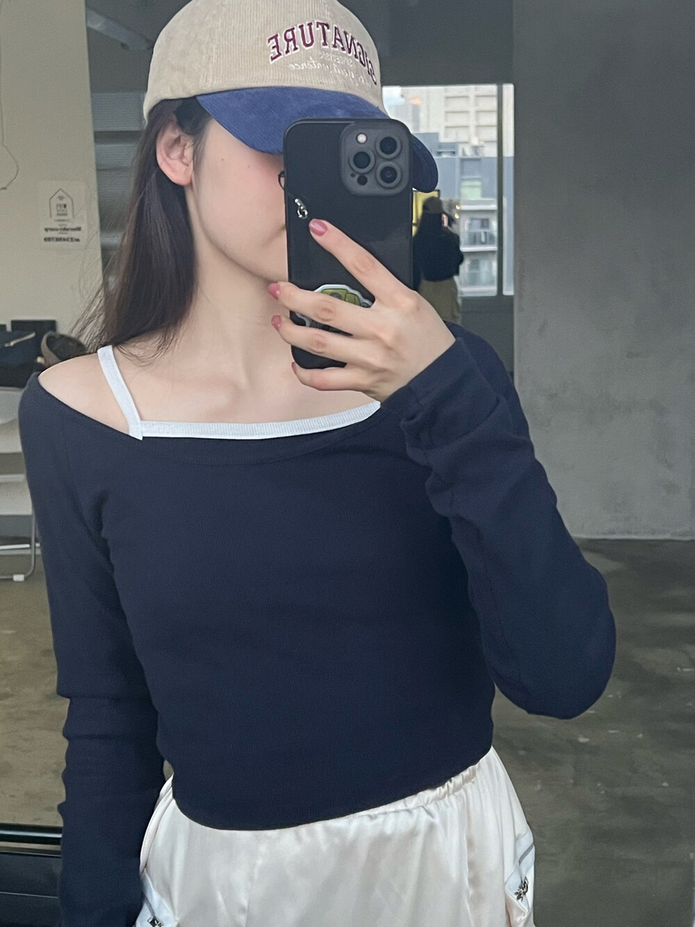ブルー系のTシャツ/カットソー、ホワイト系のスカートを着用したレディースの冬コーディネートの2枚目の写真
