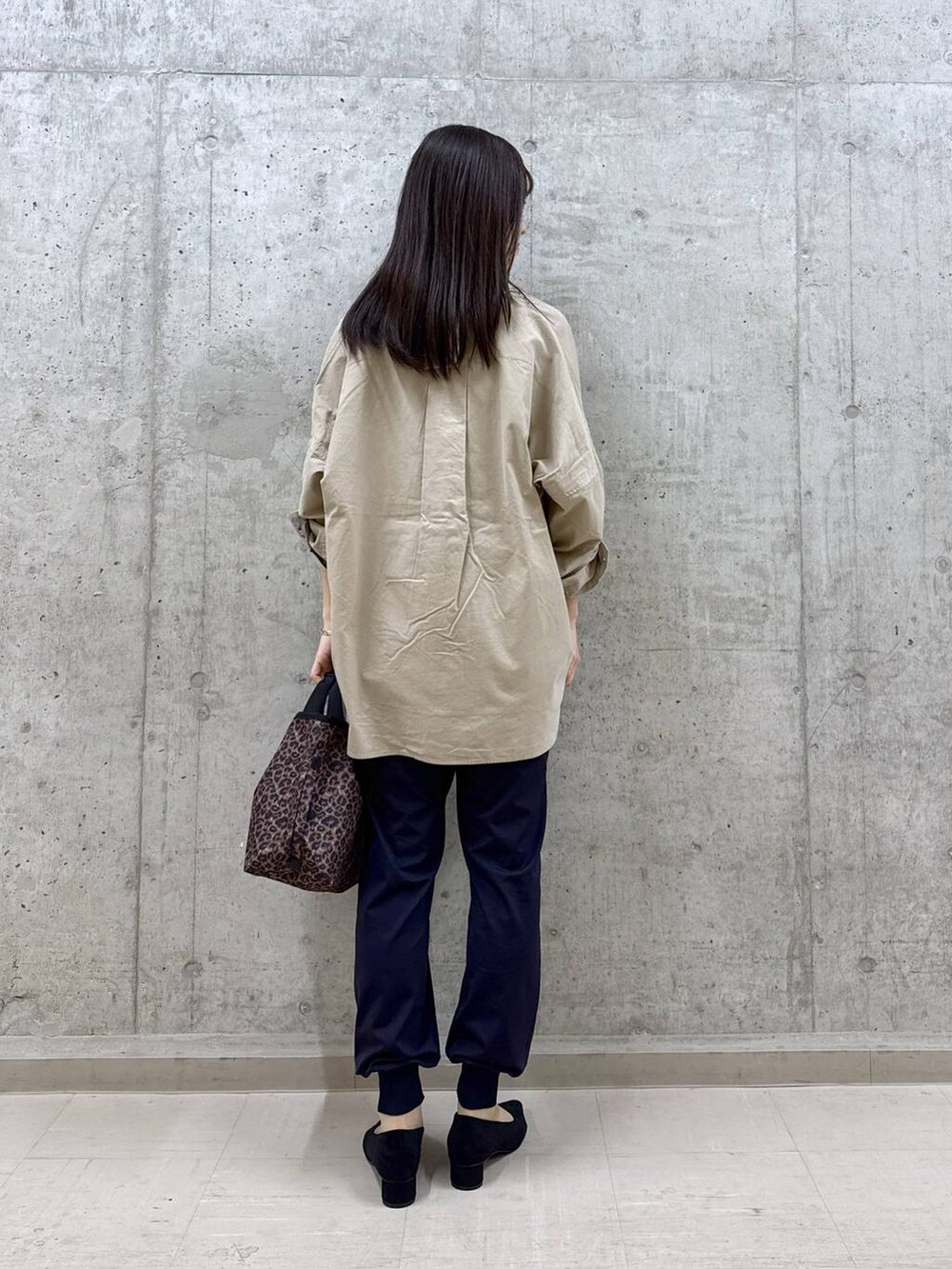 その他のトートバッグ、ベージュ系のシャツ/ブラウス、ブラック系のパンプスを着用したレディースの秋コーディネートの3枚目の写真